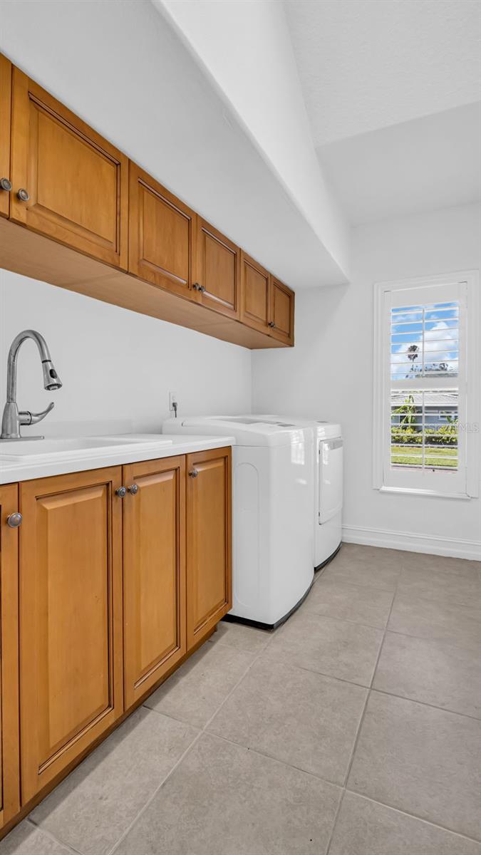 Image 36 of 65 For 1089 Cordova Boulevard Ne