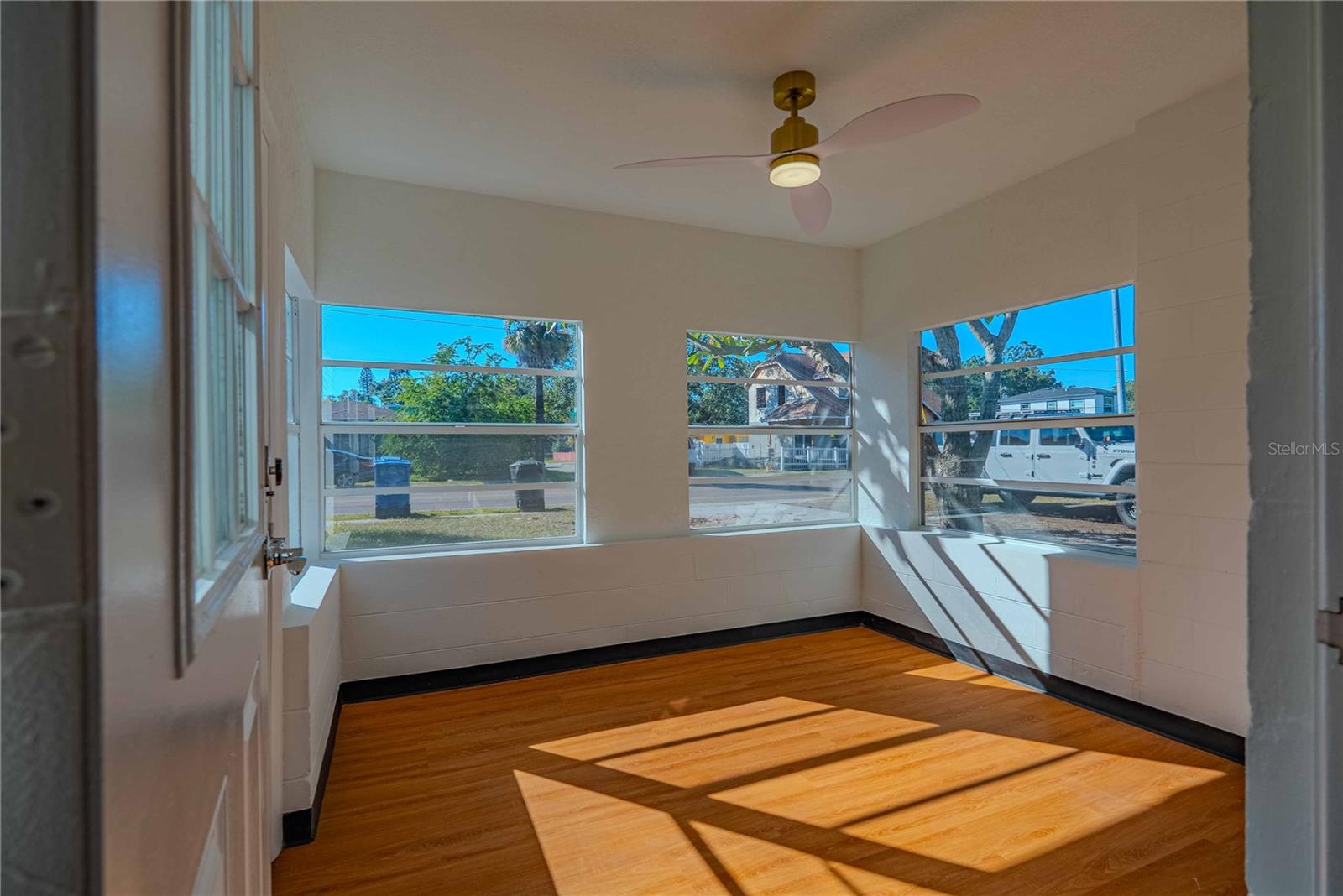 Image 17 of 38 For 1835 15th Avenue S