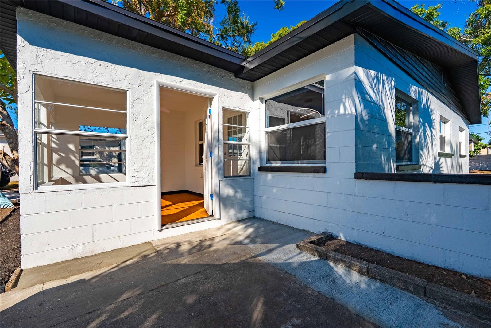 Image 3 of 38 For 1835 15th Avenue S