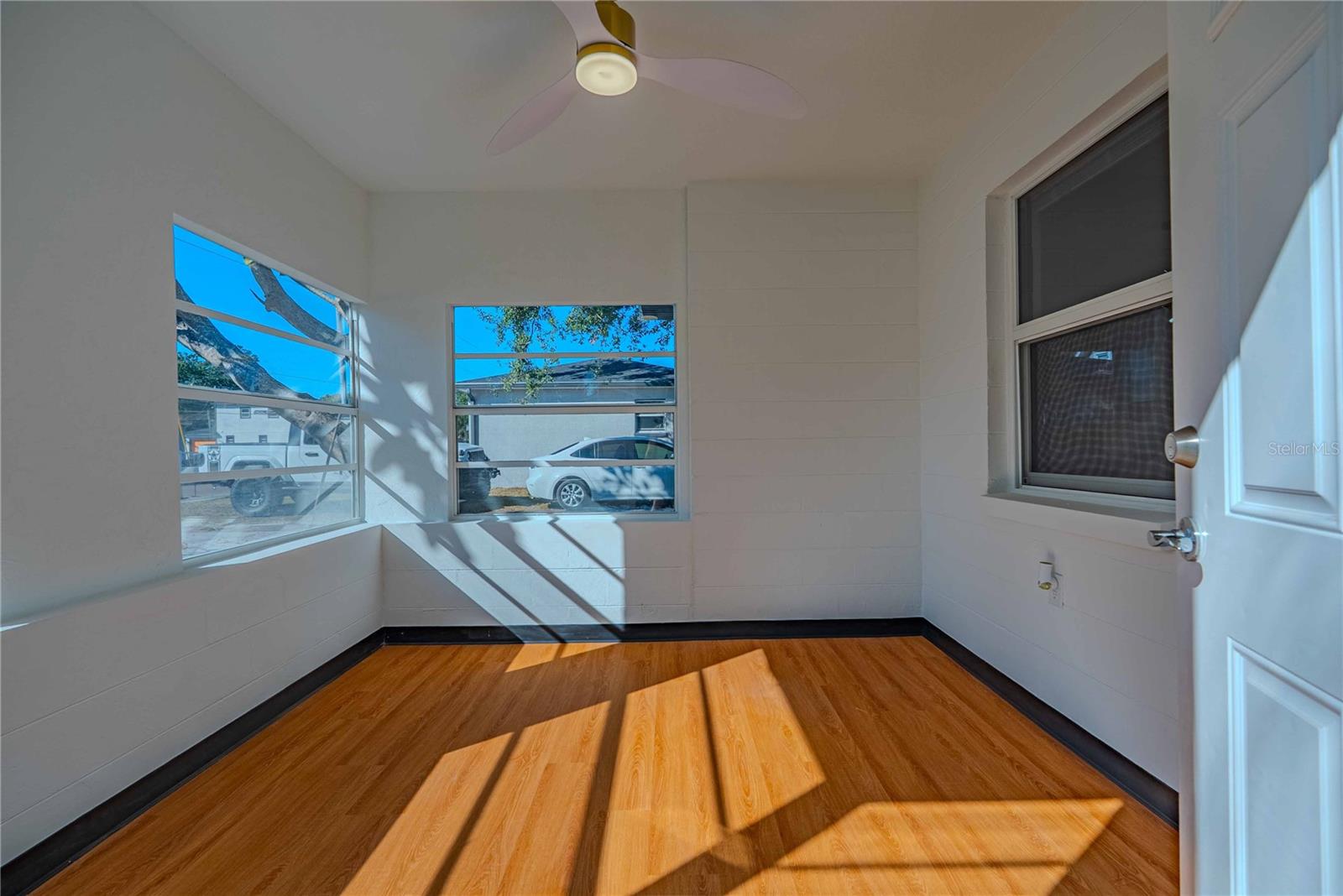 Image 4 of 38 For 1835 15th Avenue S