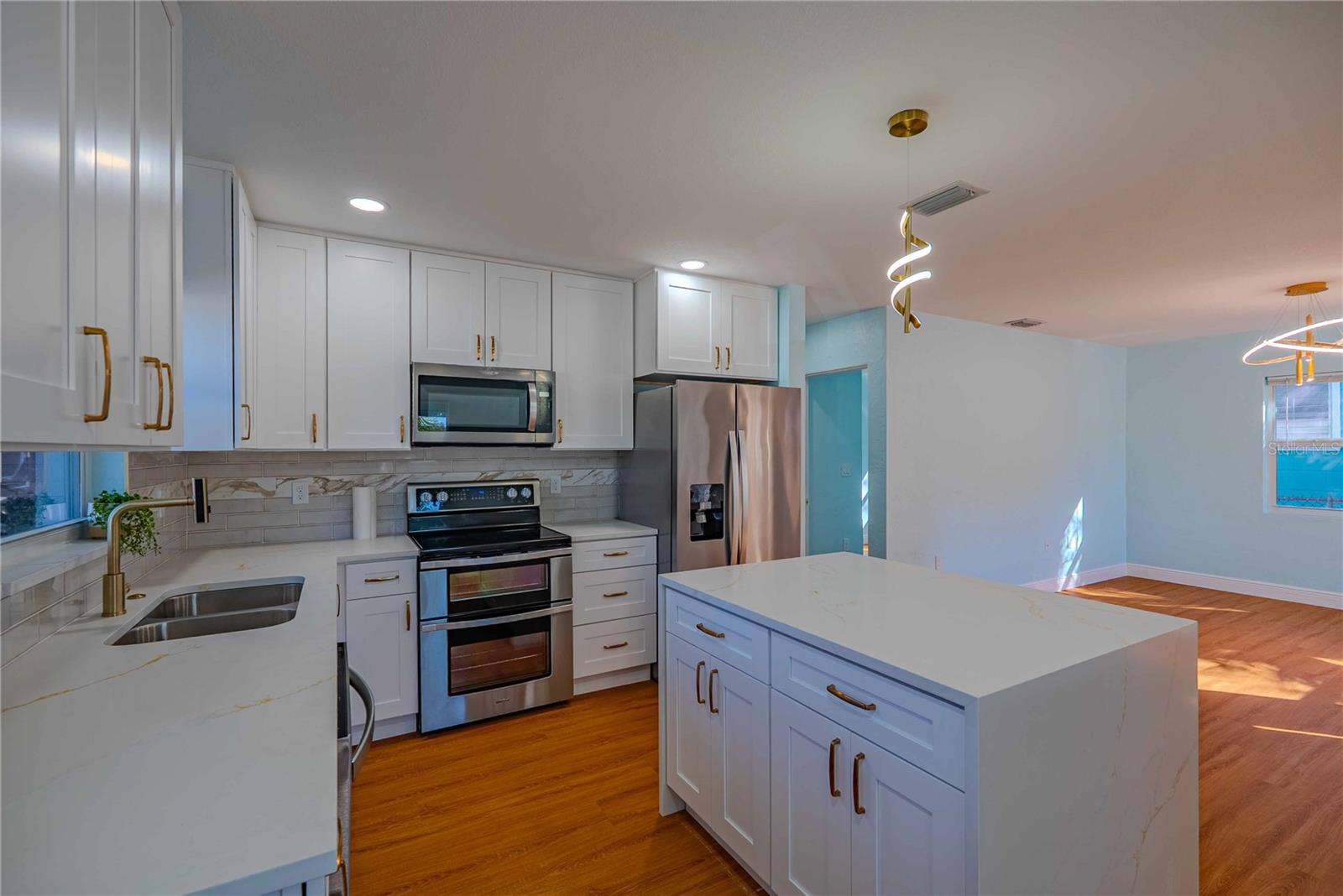 Image 7 of 38 For 1835 15th Avenue S