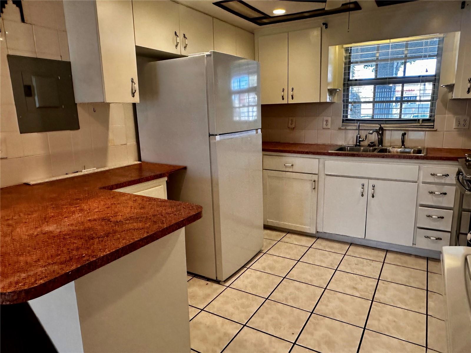 Image 12 of 19 For 122 Kings Avenue 101