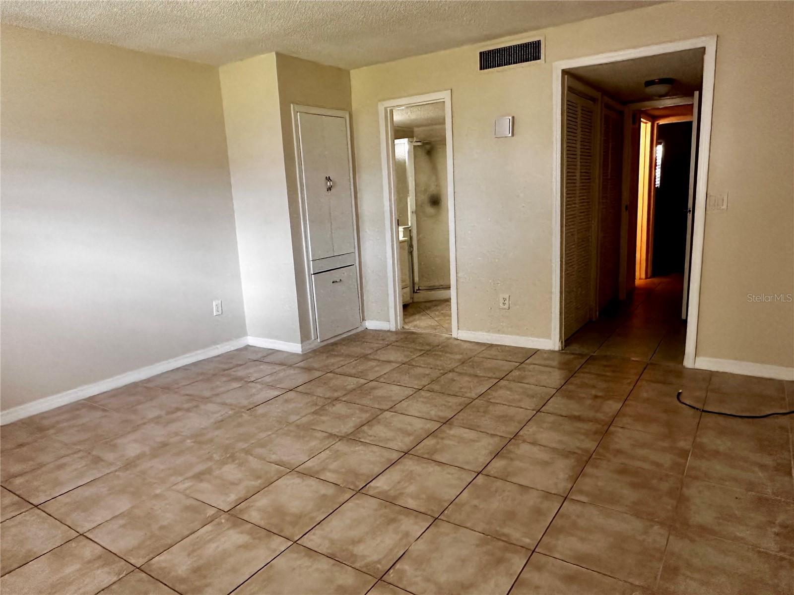 Image 13 of 19 For 122 Kings Avenue 101