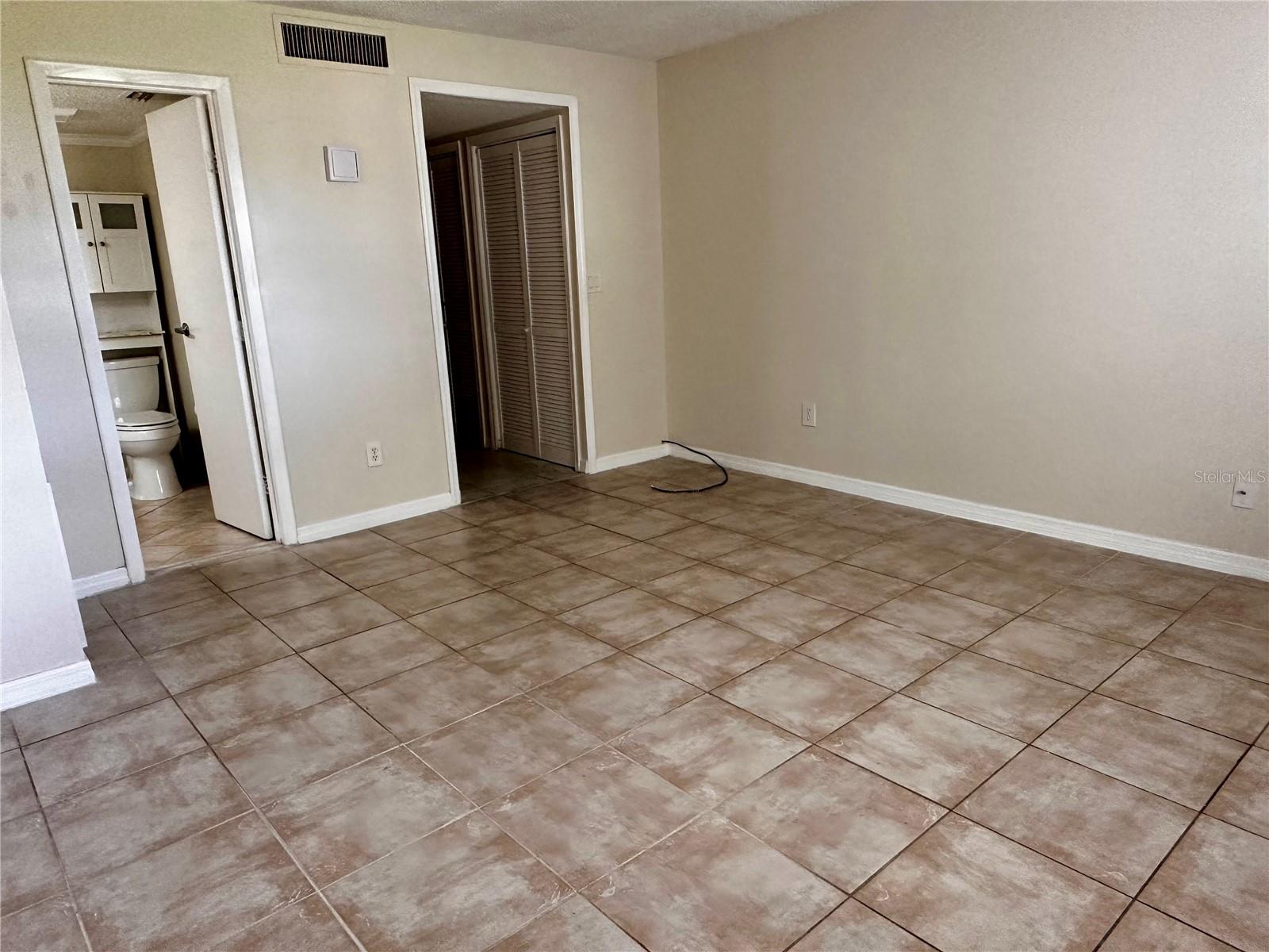 Image 14 of 19 For 122 Kings Avenue 101