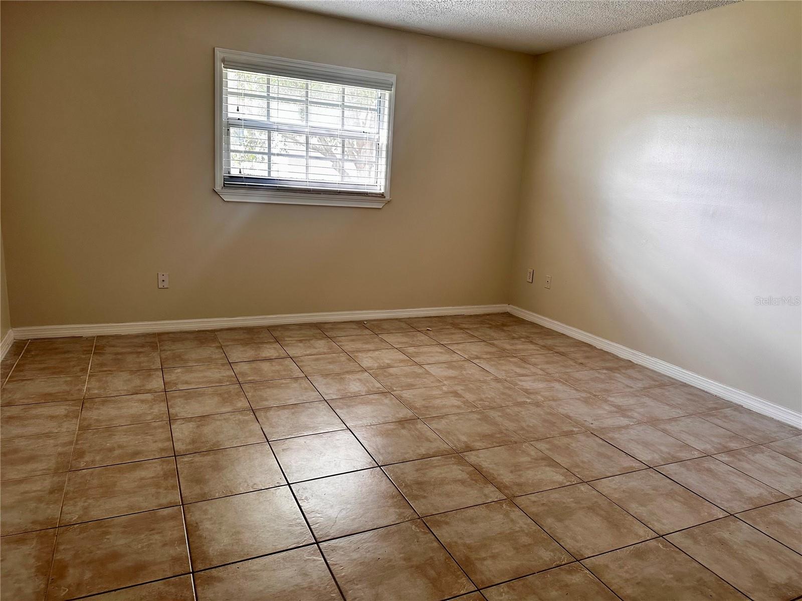 Image 16 of 19 For 122 Kings Avenue 101