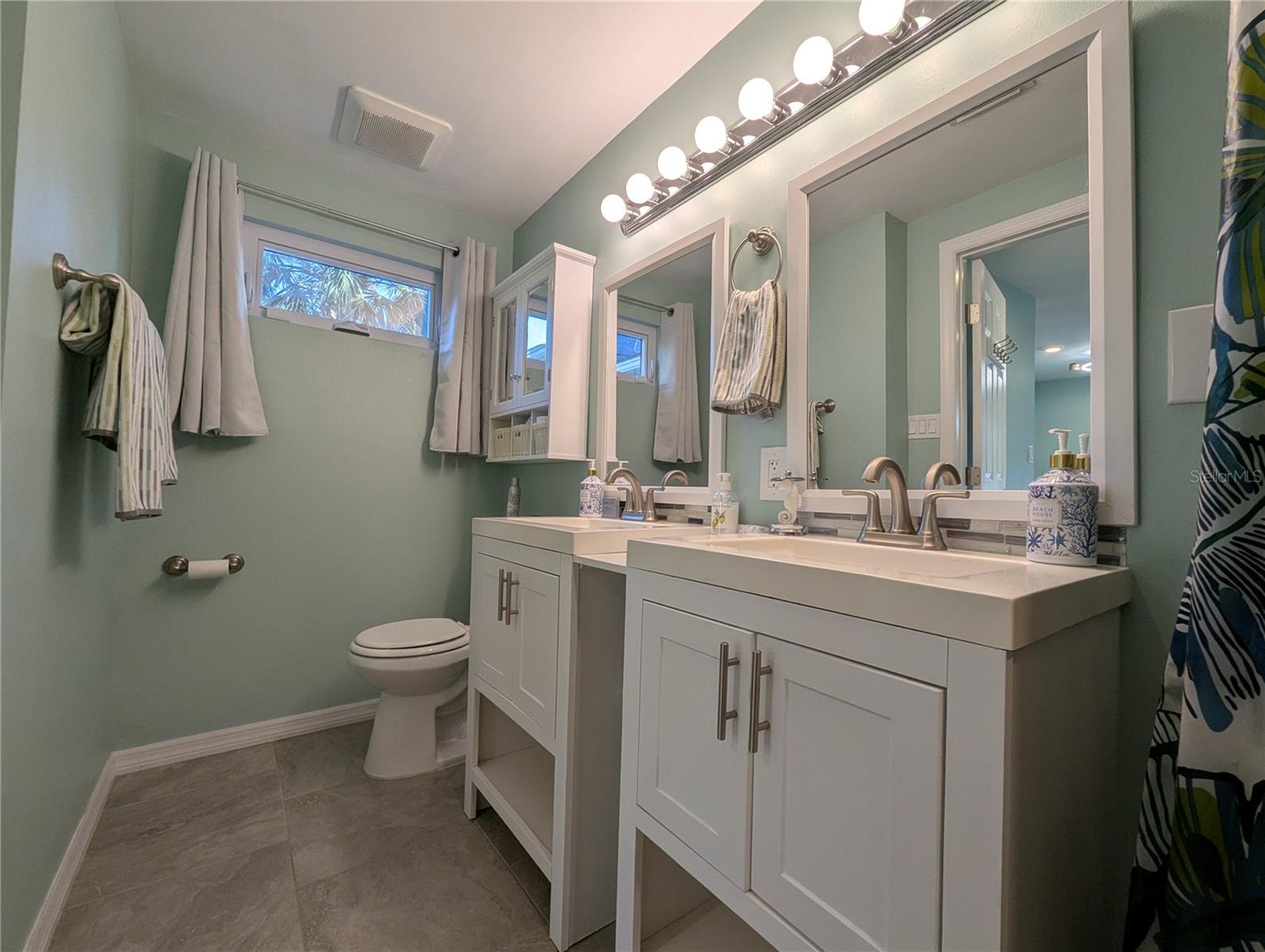 Listing photo id 15 for 3530 8th Avenue N