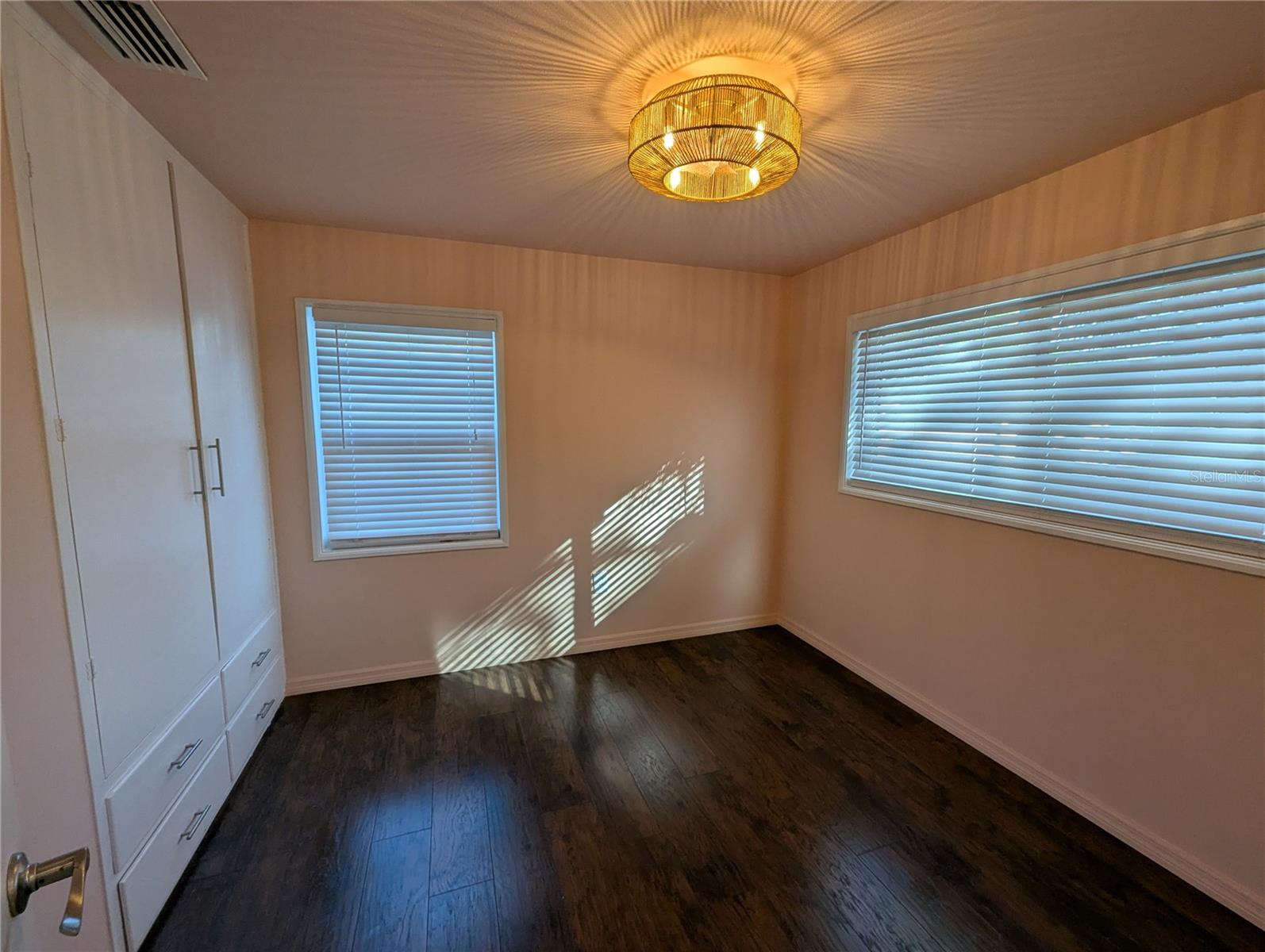 Listing photo id 23 for 3530 8th Avenue N