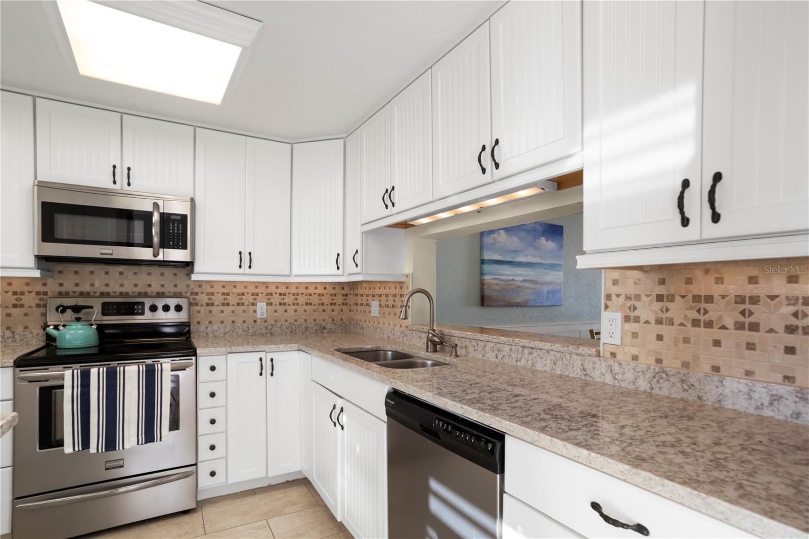 Image 6 of 32 For 18304 Gulf Boulevard 408