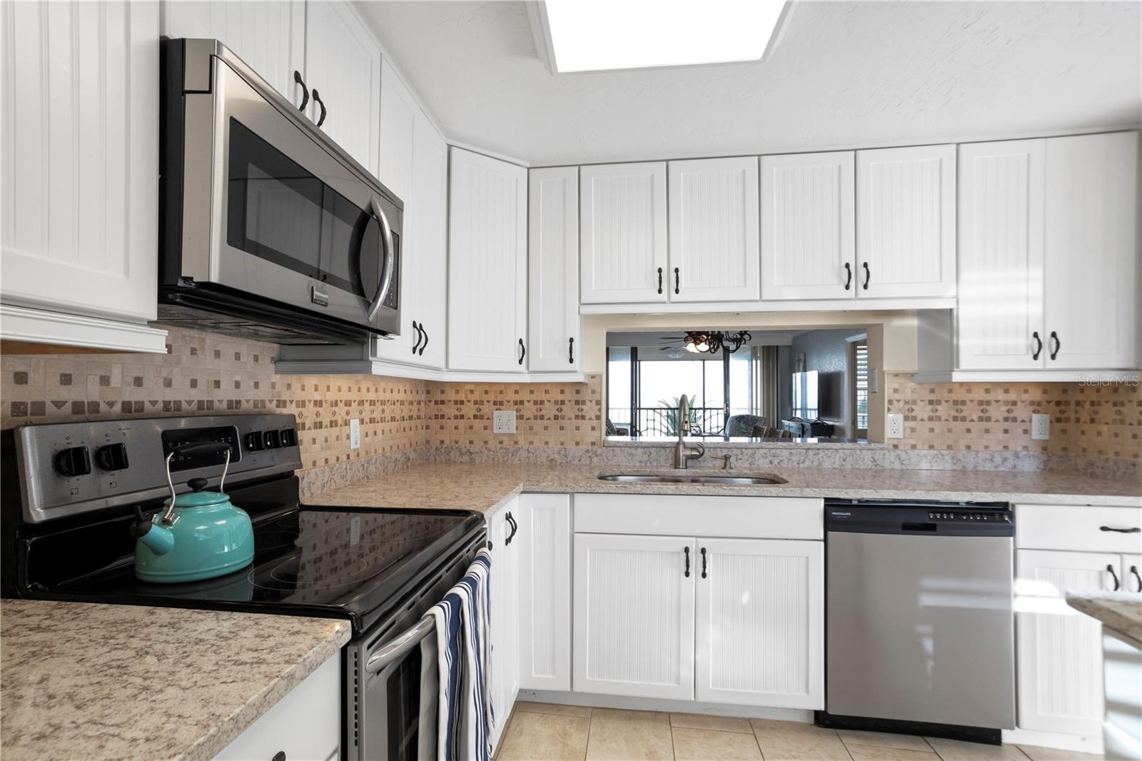 Image 8 of 32 For 18304 Gulf Boulevard 408