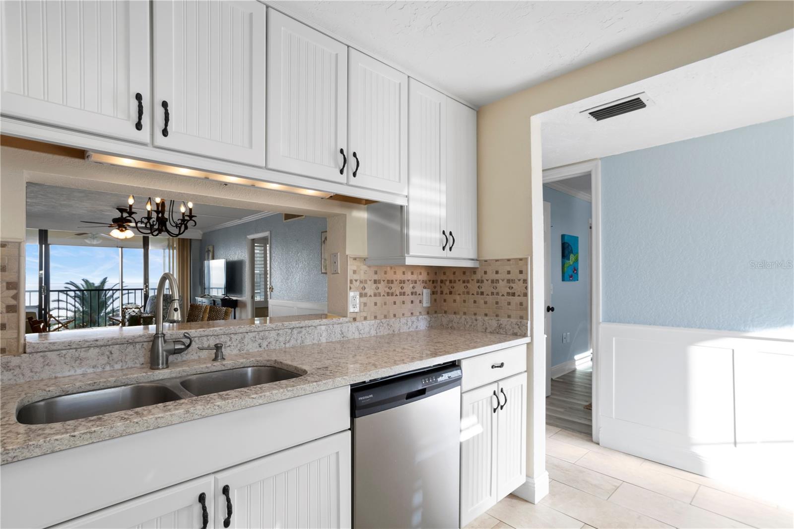 Image 9 of 32 For 18304 Gulf Boulevard 408