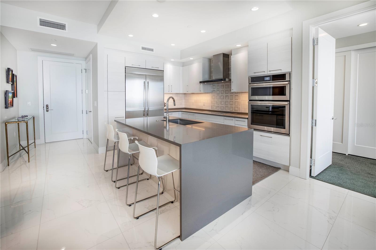 Listing photo id 8 for 100 1st Avenue N 1804