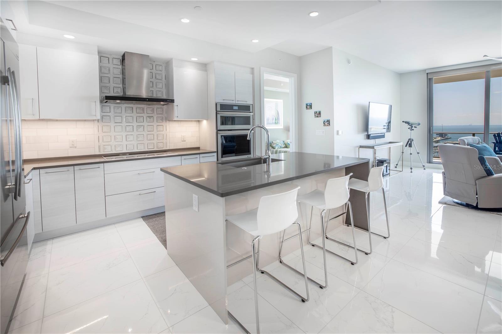 Listing photo id 11 for 100 1st Avenue N 1804