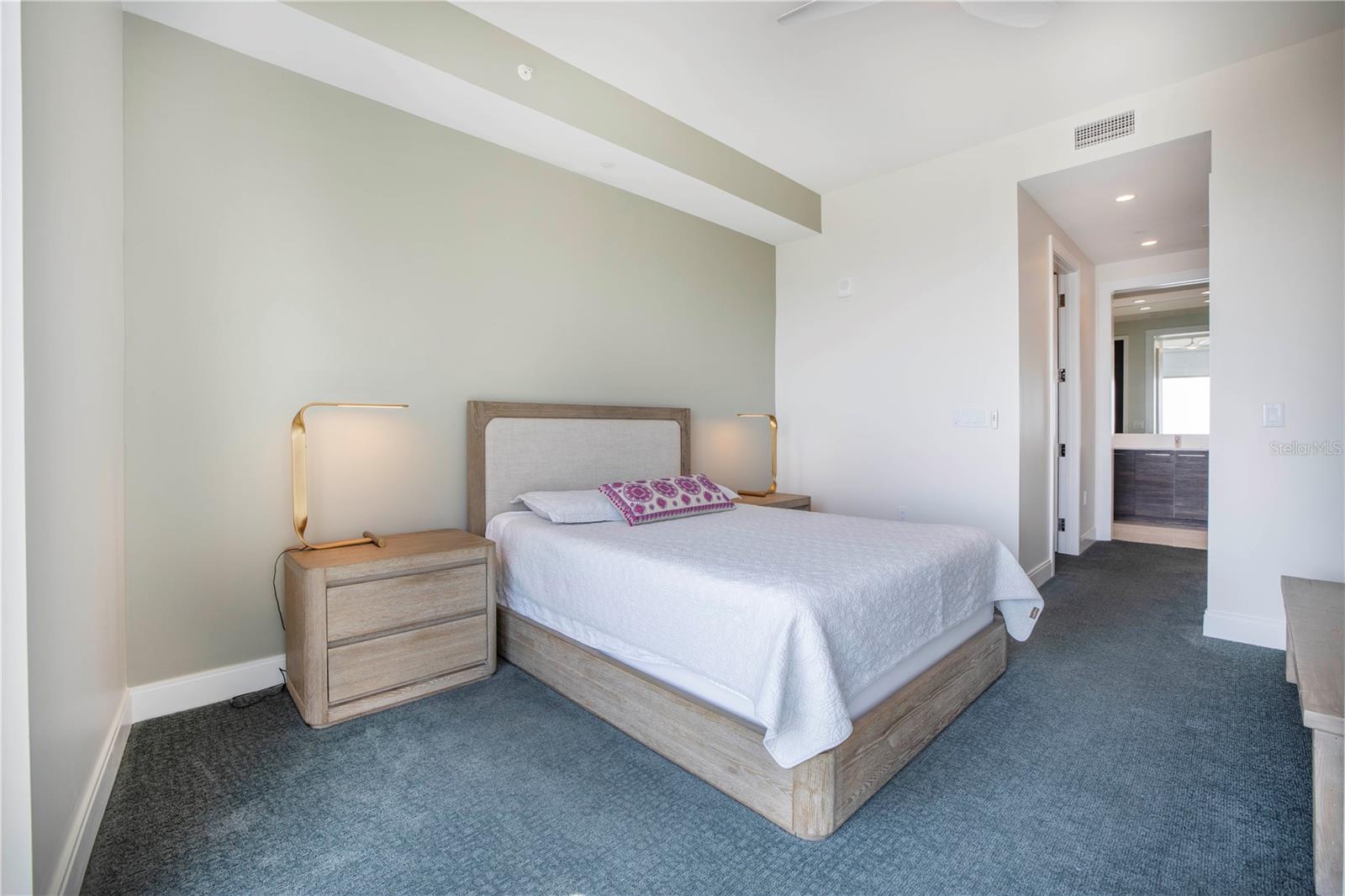 Listing photo id 28 for 100 1st Avenue N 1804