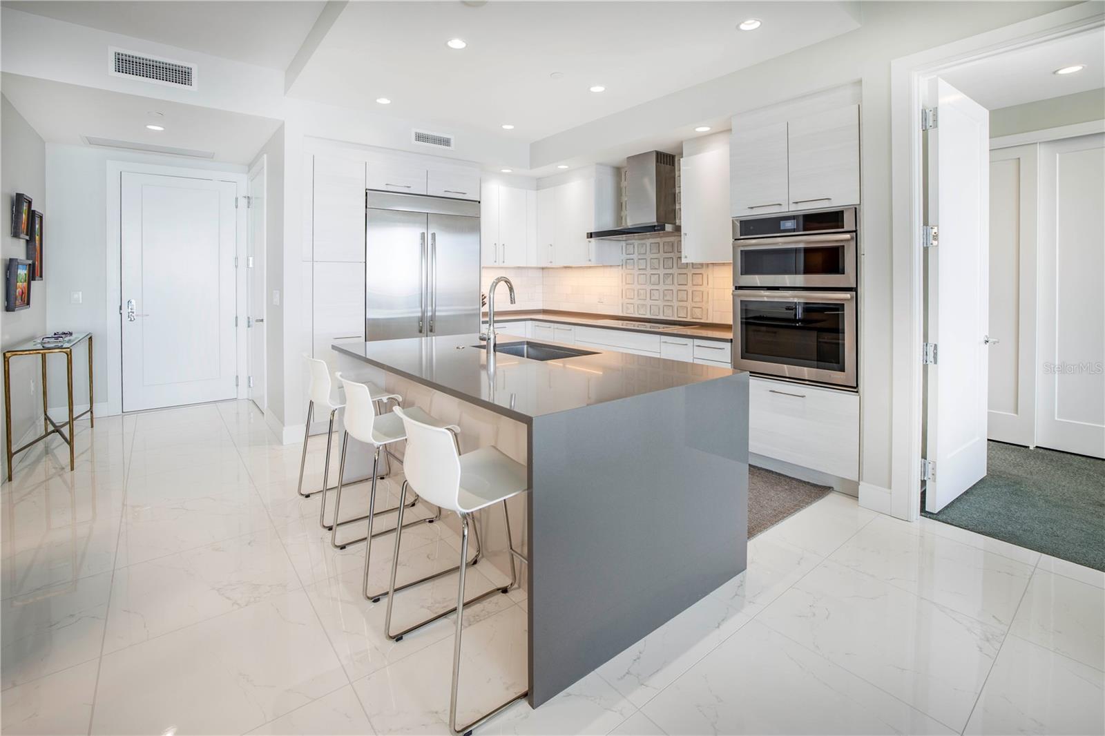 Listing photo id 7 for 100 1st Avenue N 1804