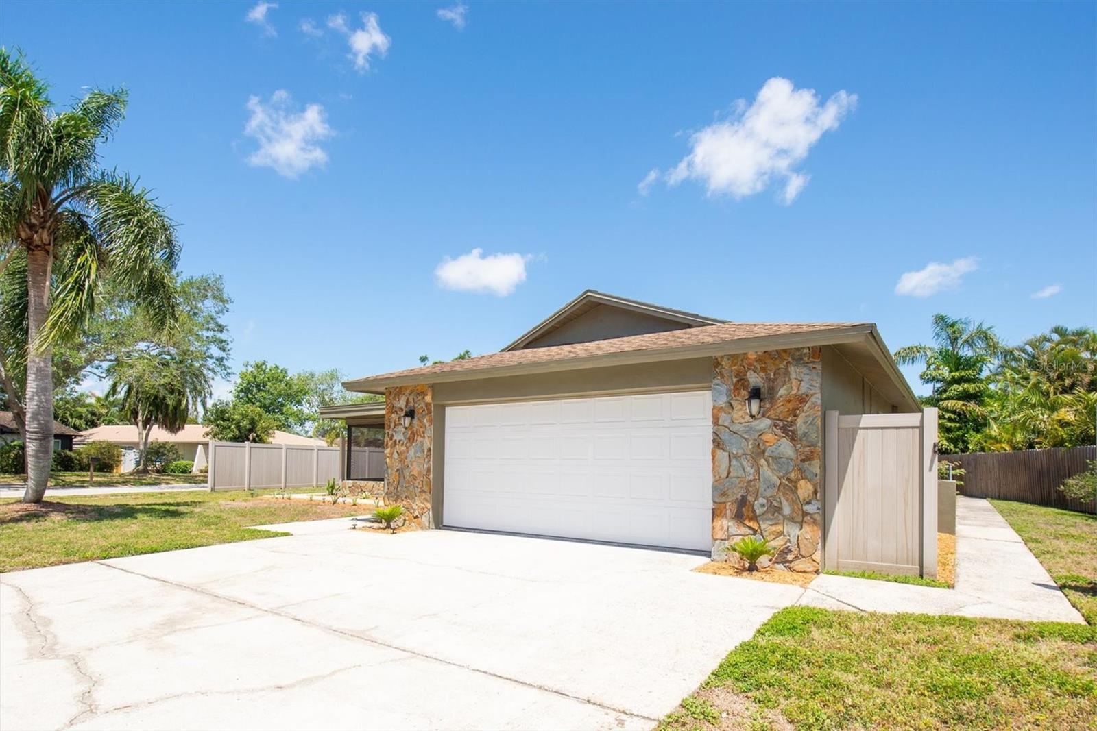 Listing photo id 2 for 11797 David Court