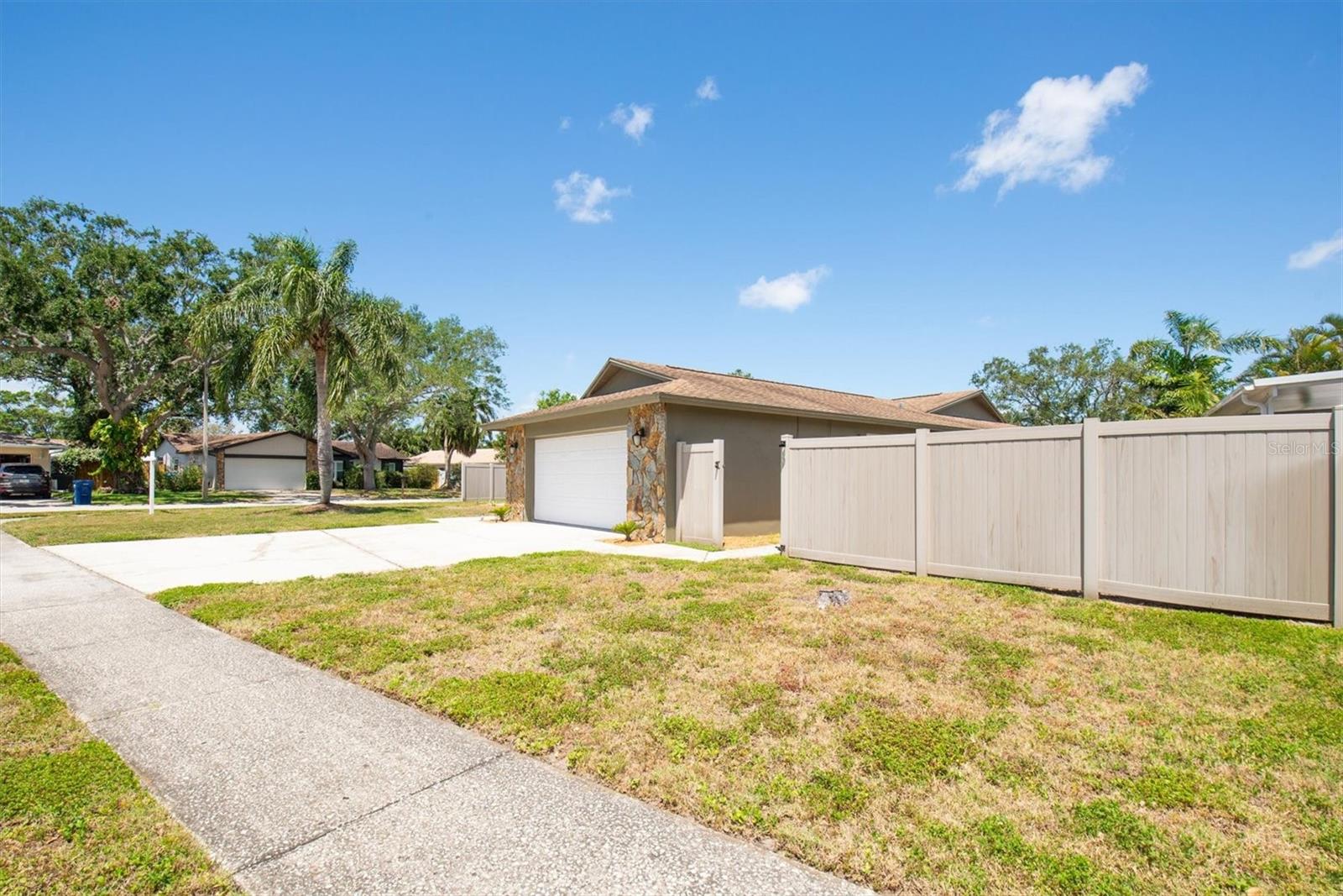 Listing photo id 3 for 11797 David Court