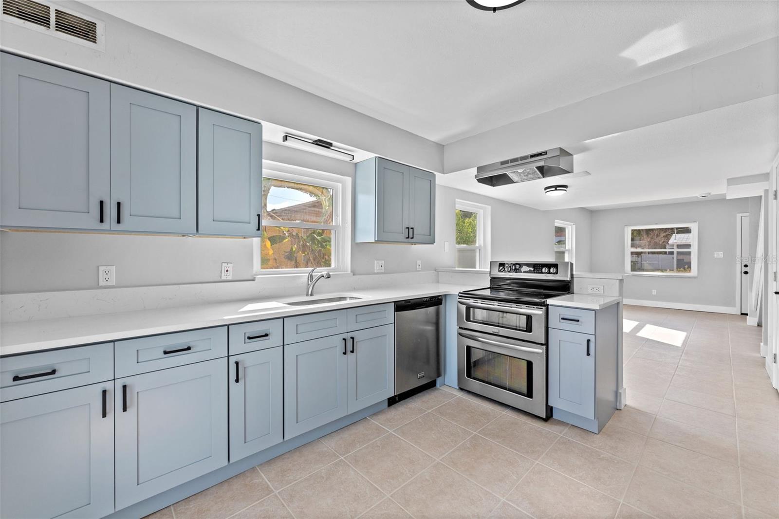 Image 3 of 33 For 8737 Tangerine Place