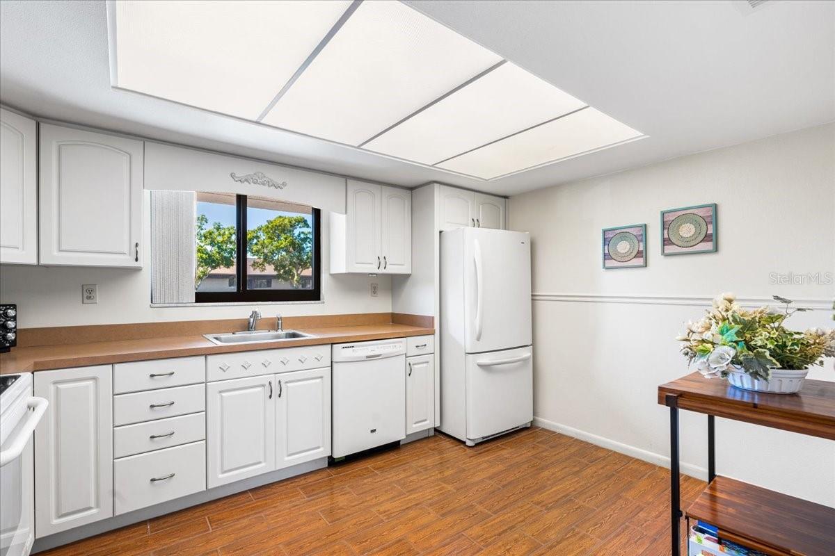 Image 14 of 42 For 875 Village Drive N 204