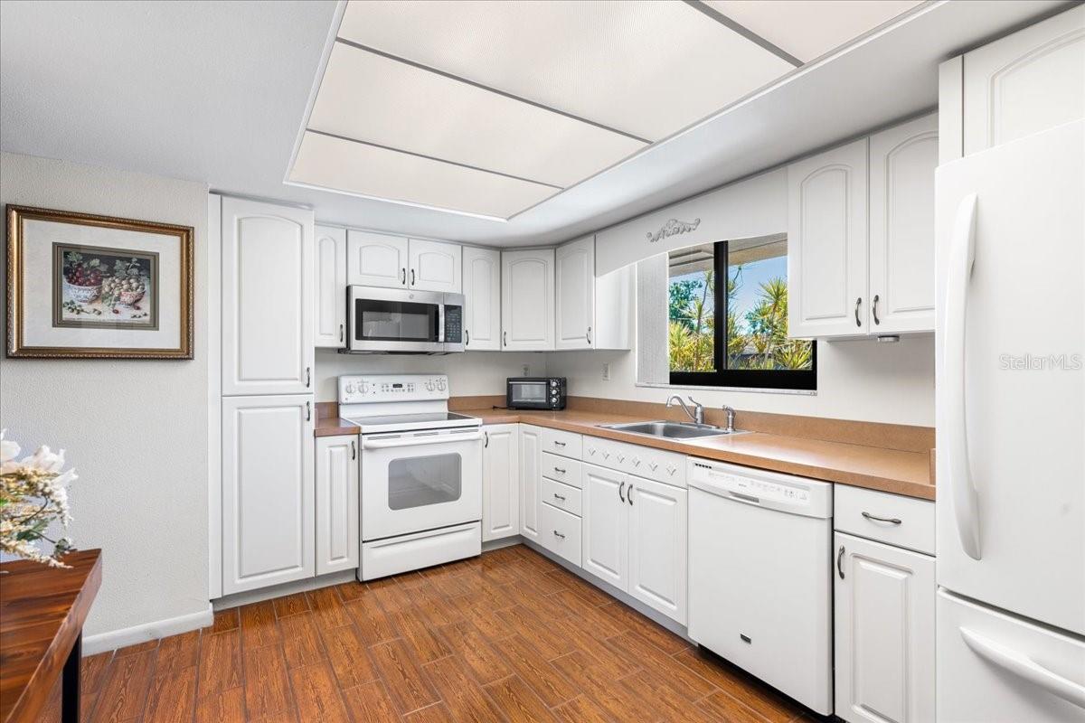 Image 15 of 42 For 875 Village Drive N 204