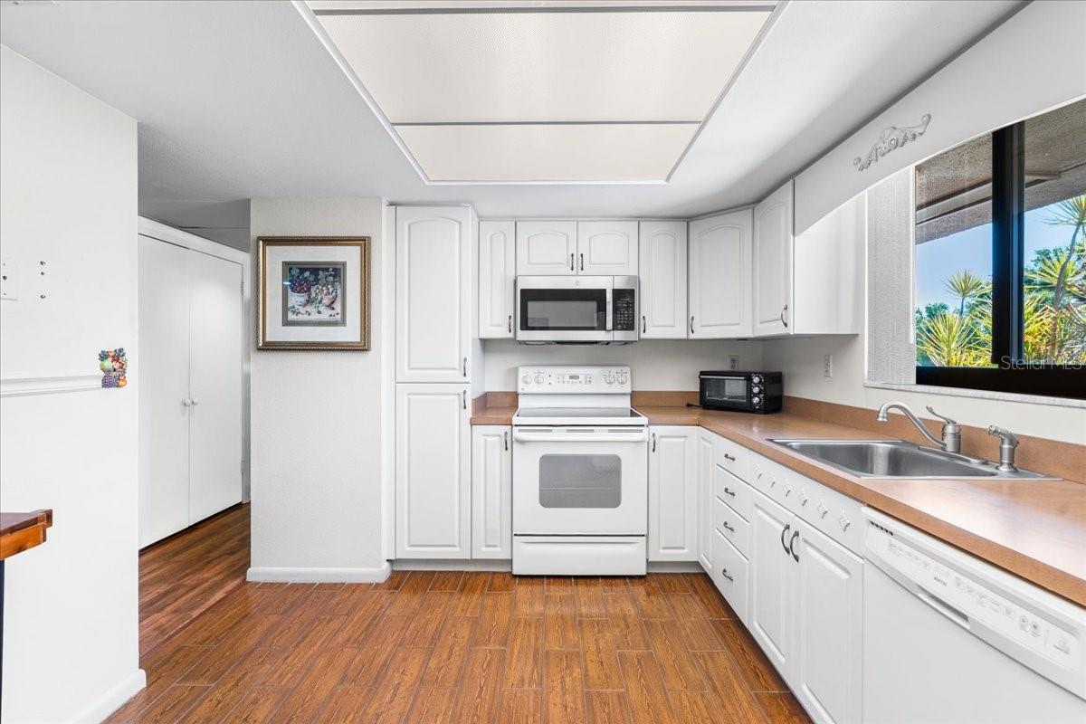 Image 16 of 42 For 875 Village Drive N 204