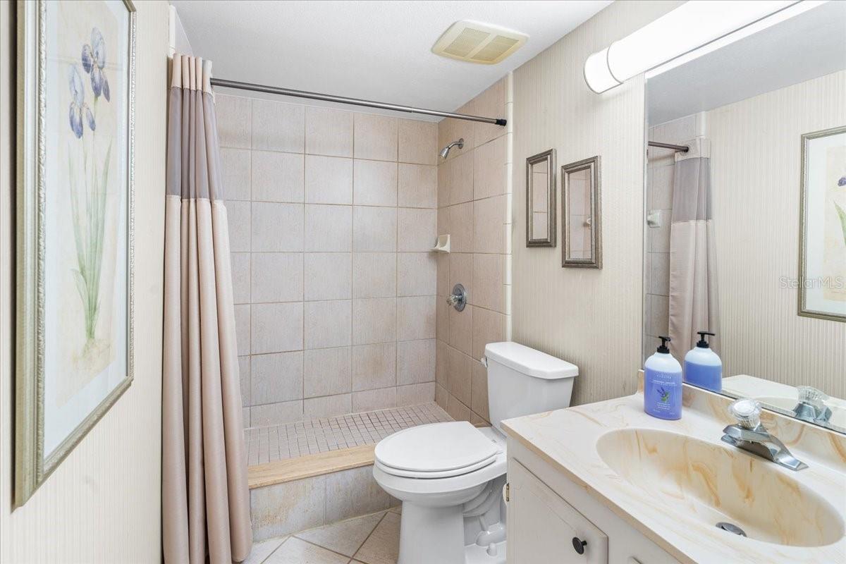 Image 20 of 42 For 875 Village Drive N 204