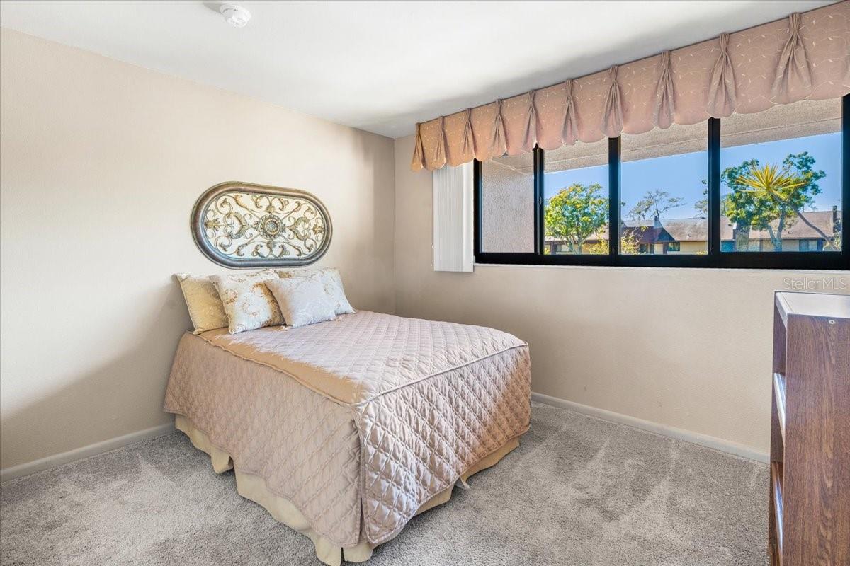 Image 21 of 42 For 875 Village Drive N 204