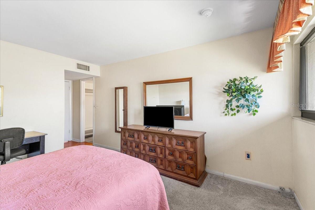 Image 27 of 42 For 875 Village Drive N 204