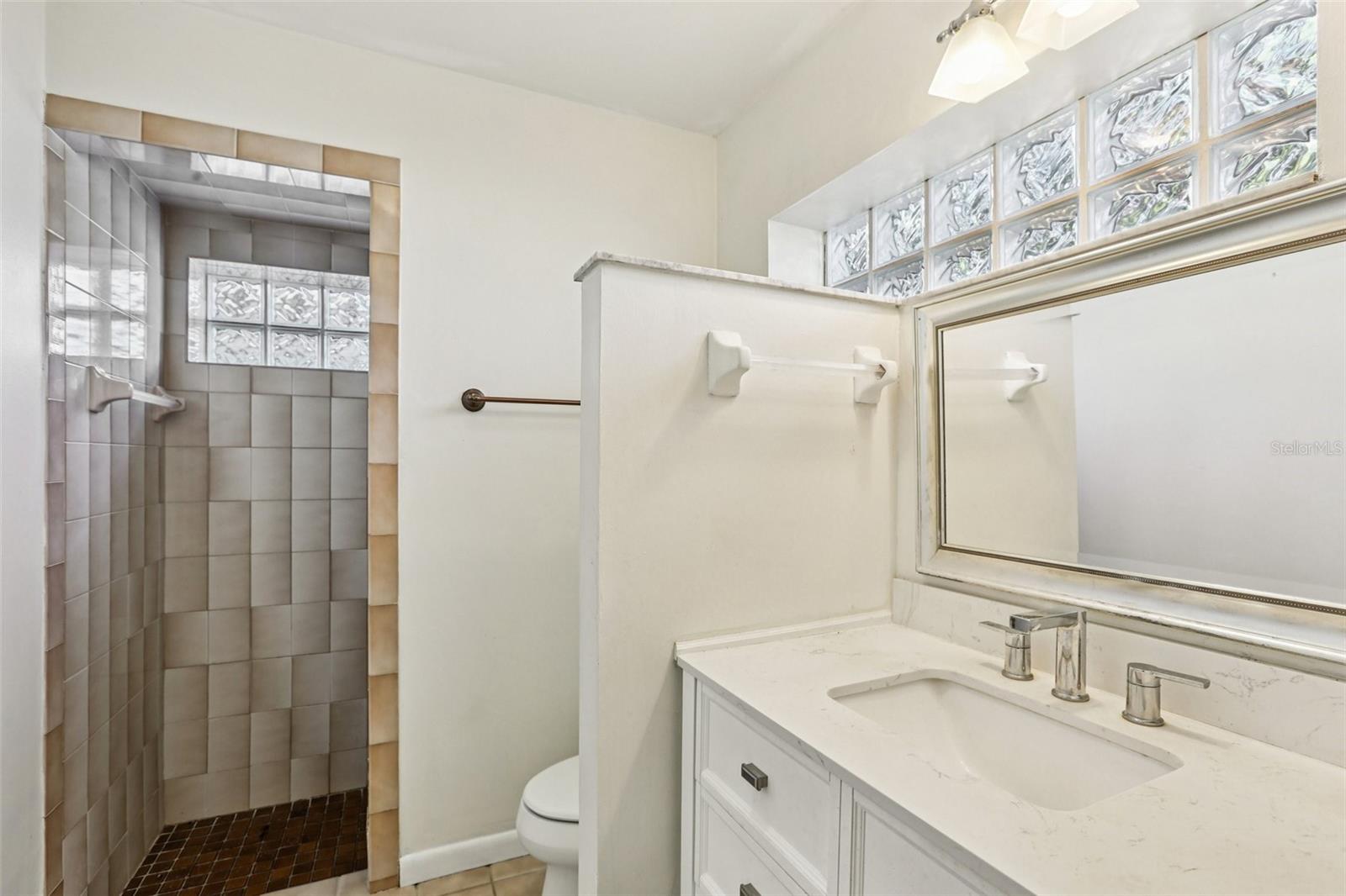 Listing photo id 13 for 3914 San Miguel Street