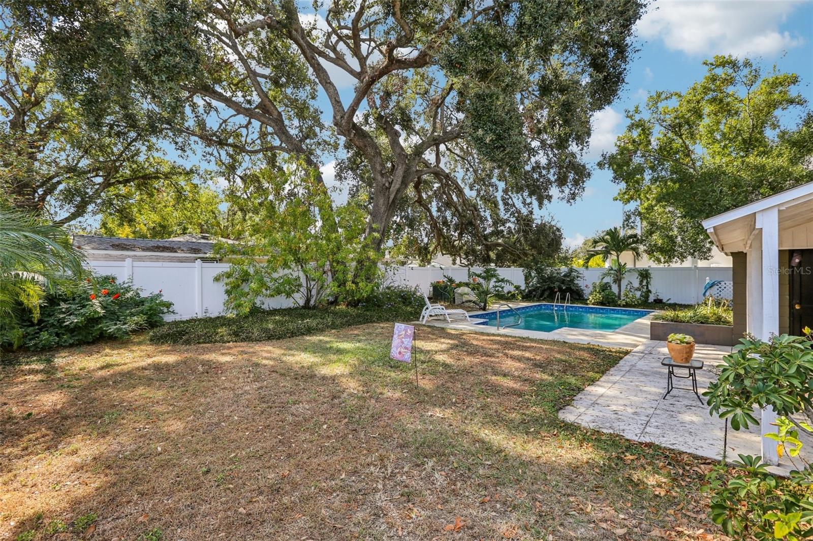 Listing photo id 19 for 3914 San Miguel Street