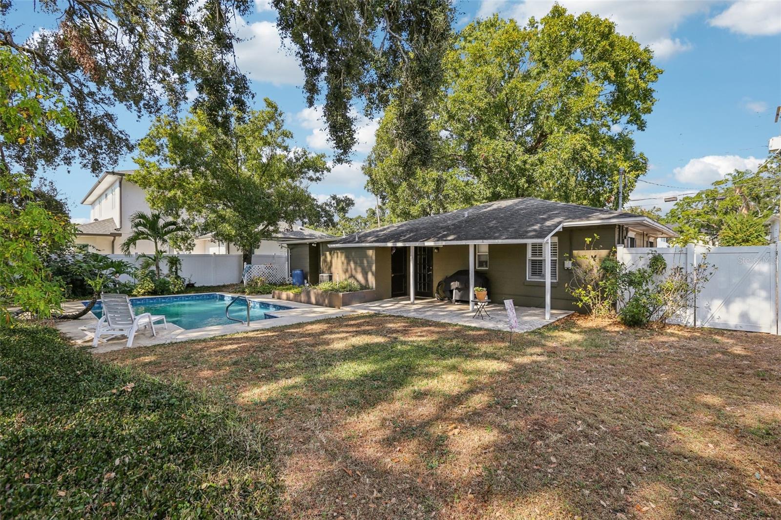 Listing photo id 20 for 3914 San Miguel Street