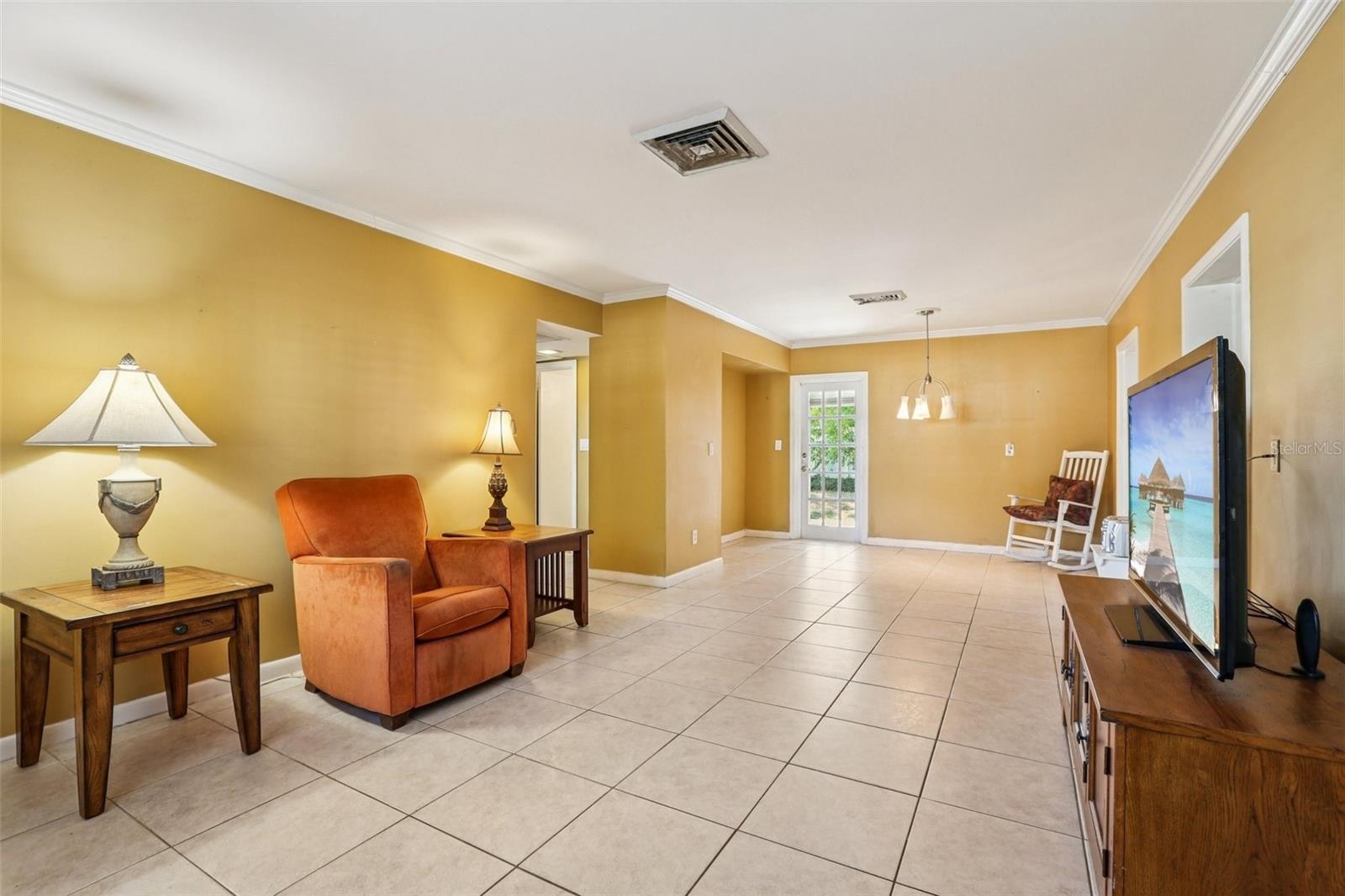 Listing photo id 3 for 3914 San Miguel Street