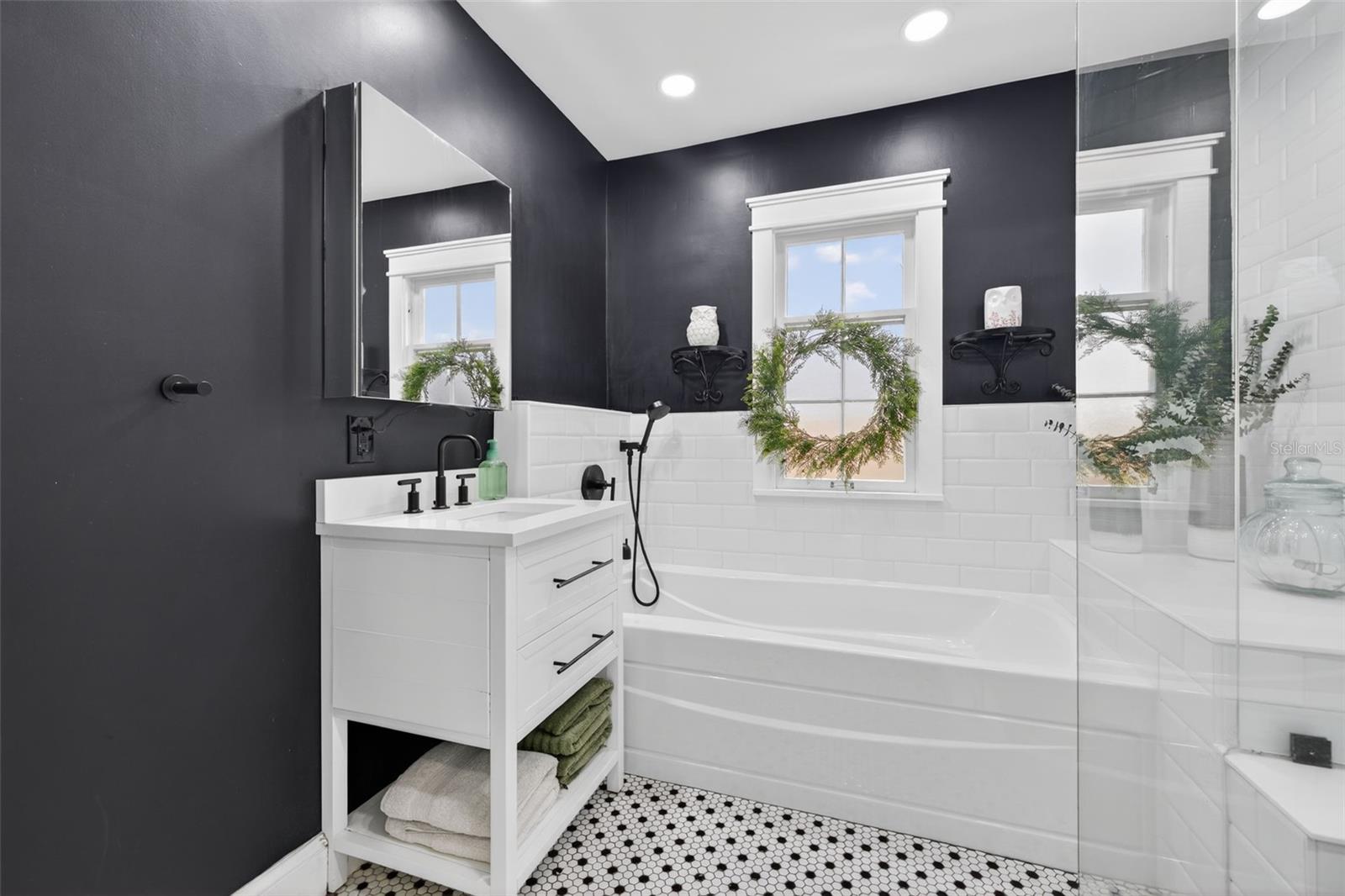 Image 18 of 63 For 737 28th Avenue N