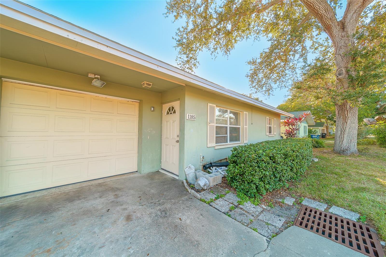 Listing photo id 2 for 1185 Granada Street