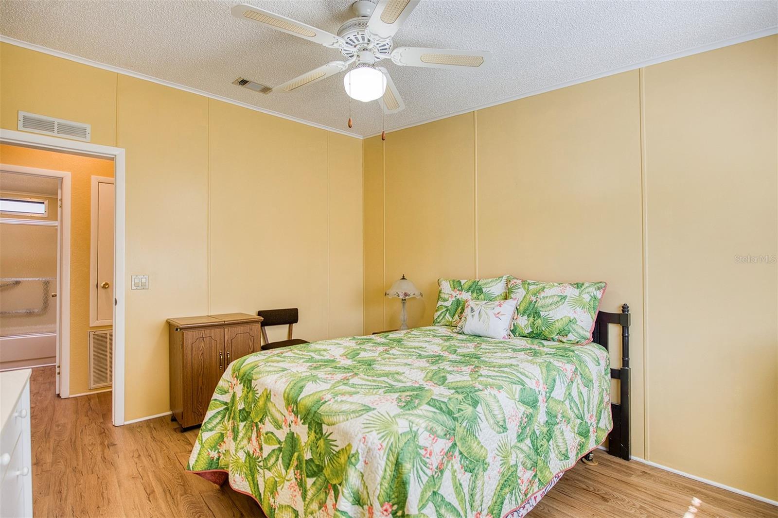 Image 28 of 49 For 72 Pelican Drive E