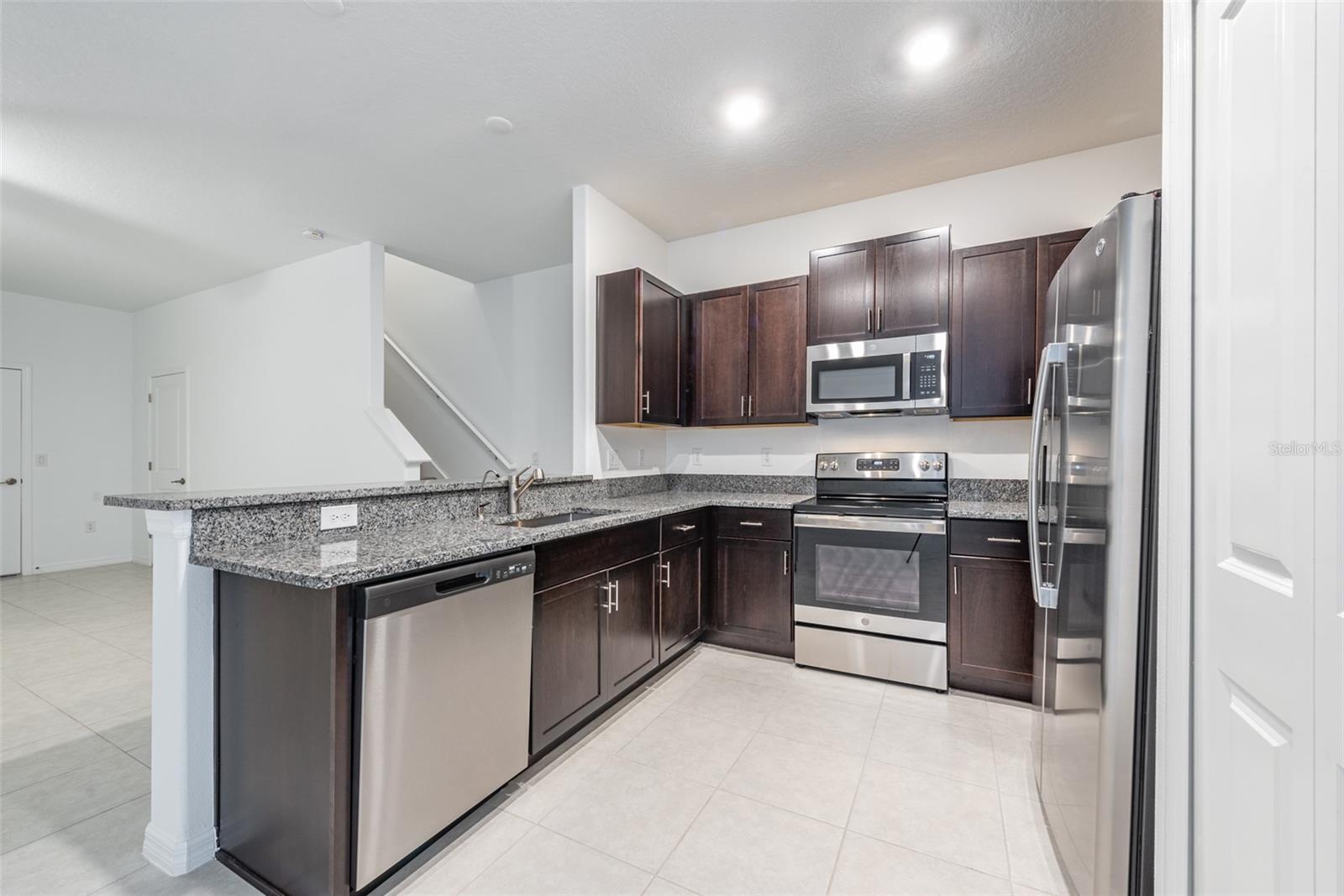 Image 2 of 29 For 14348 Editors Note Street