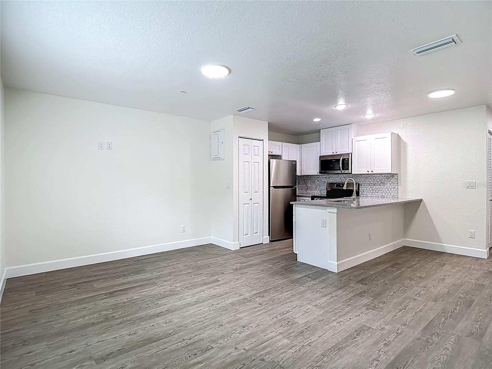 Image 16 of 77 For 401 Boyer Street 2