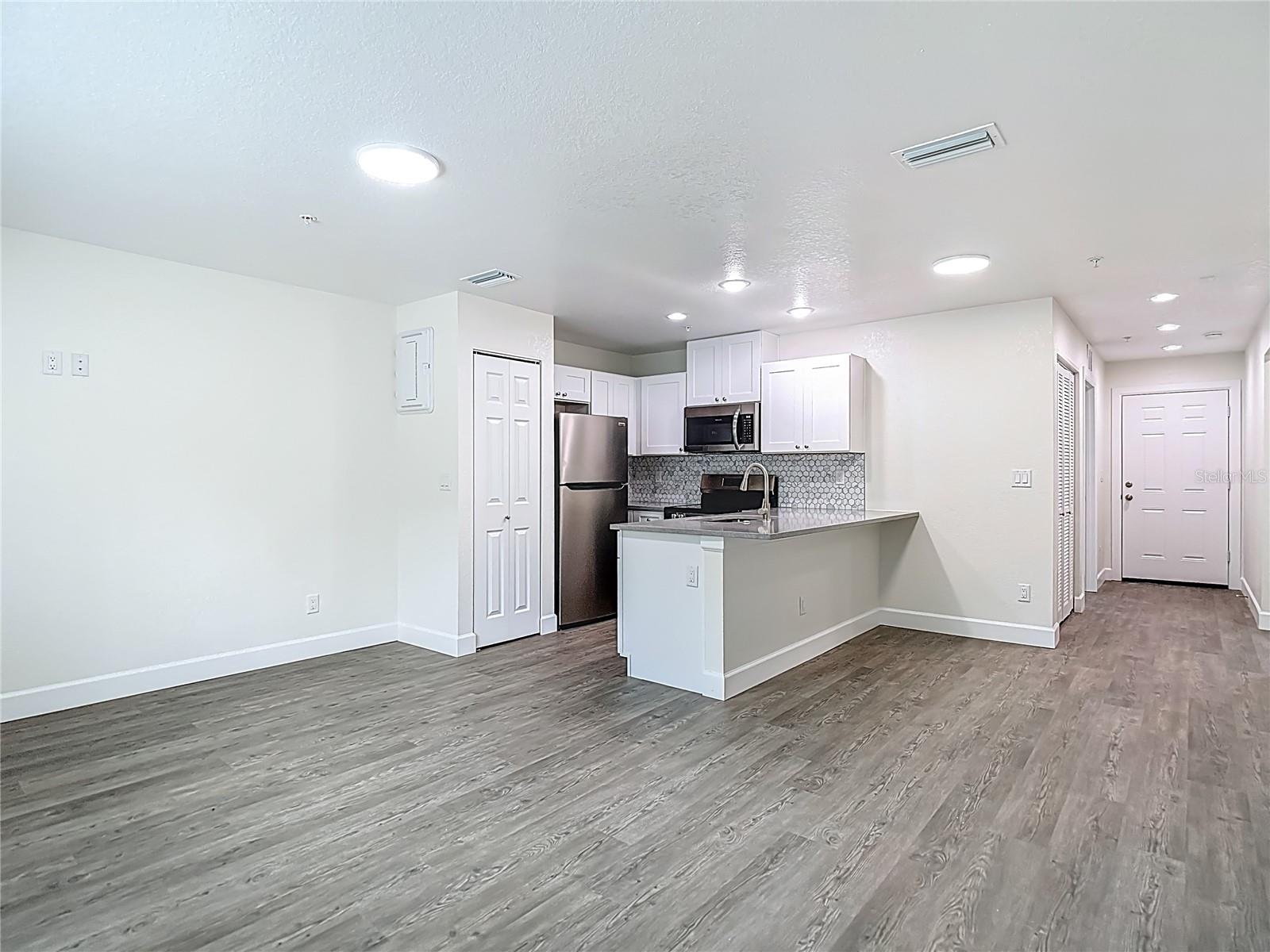 Image 17 of 77 For 401 Boyer Street 2