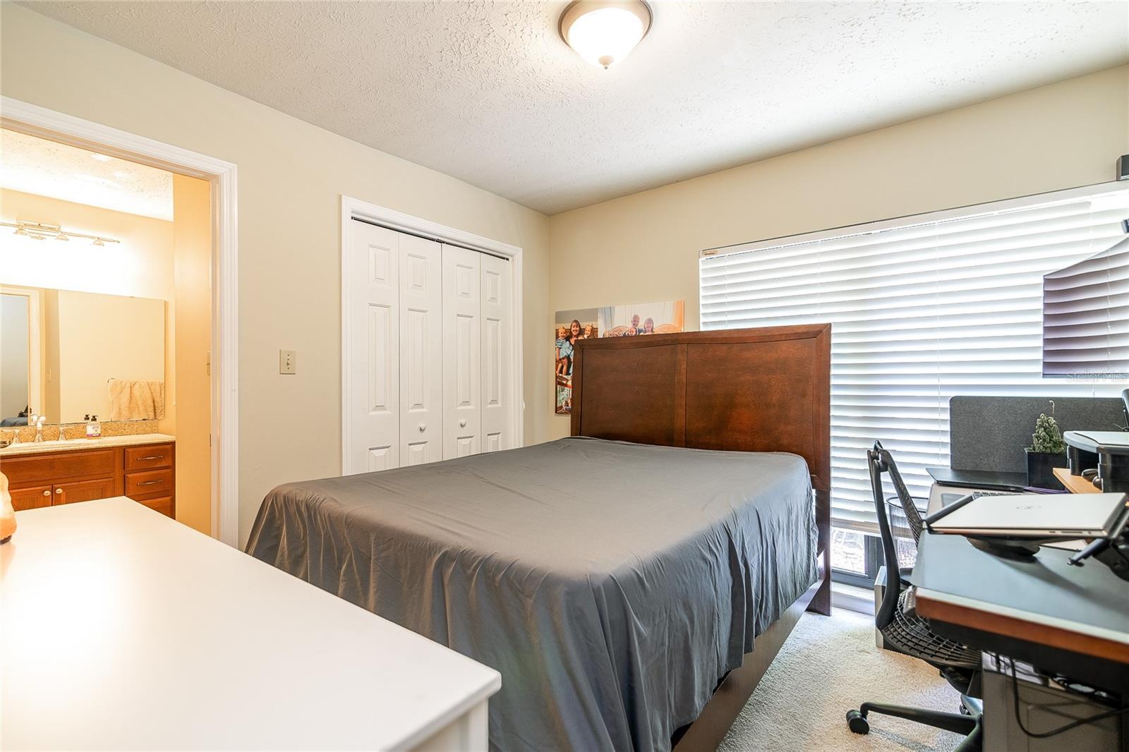 Image 18 of 27 For 915 Woodleaf Way