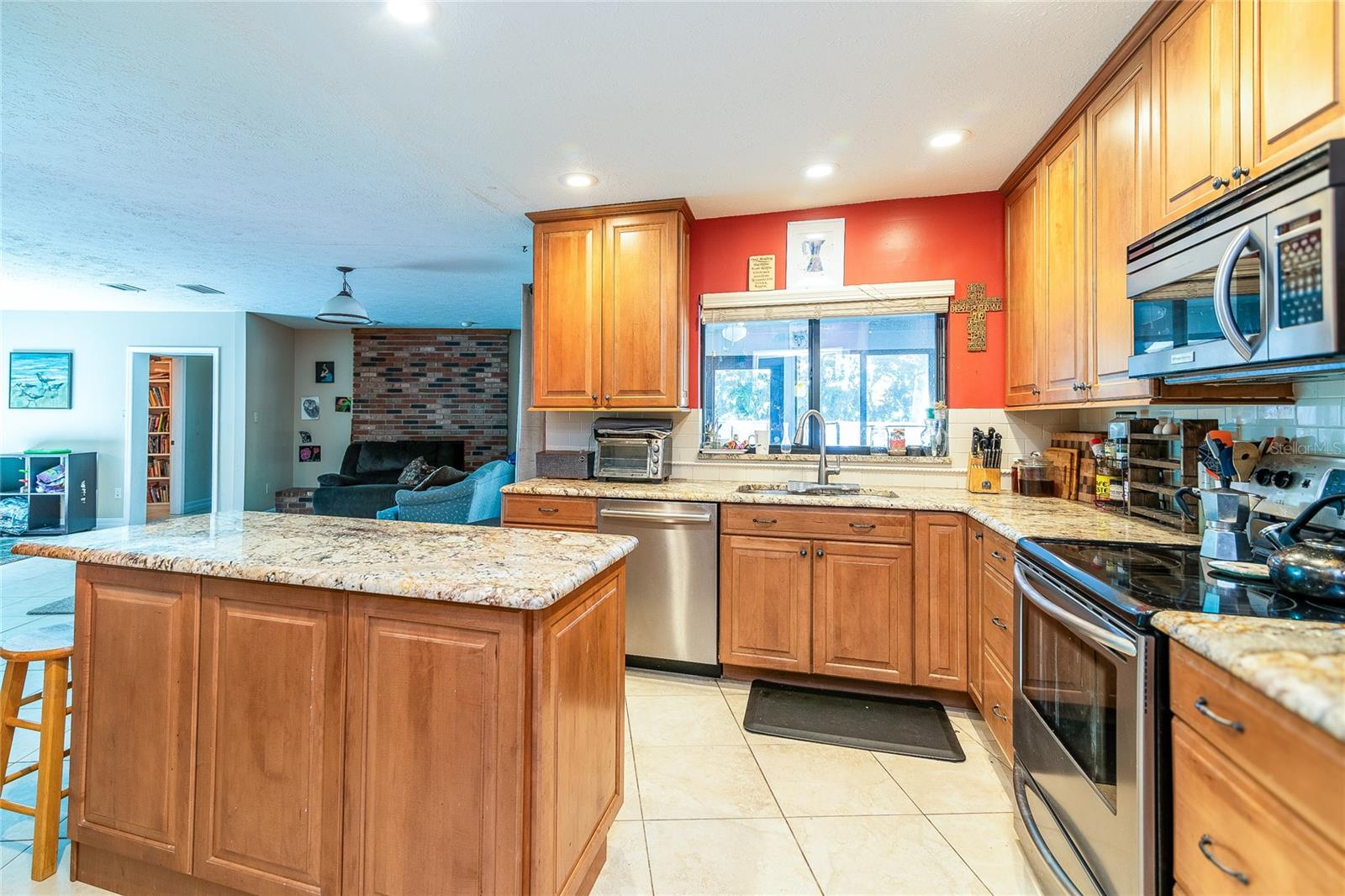 Image 5 of 27 For 915 Woodleaf Way