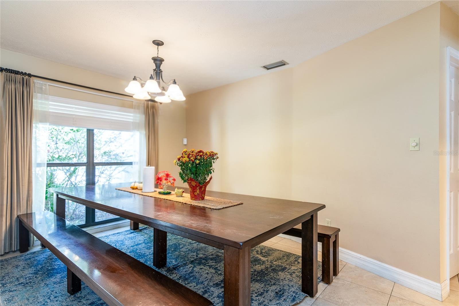 Image 6 of 27 For 915 Woodleaf Way