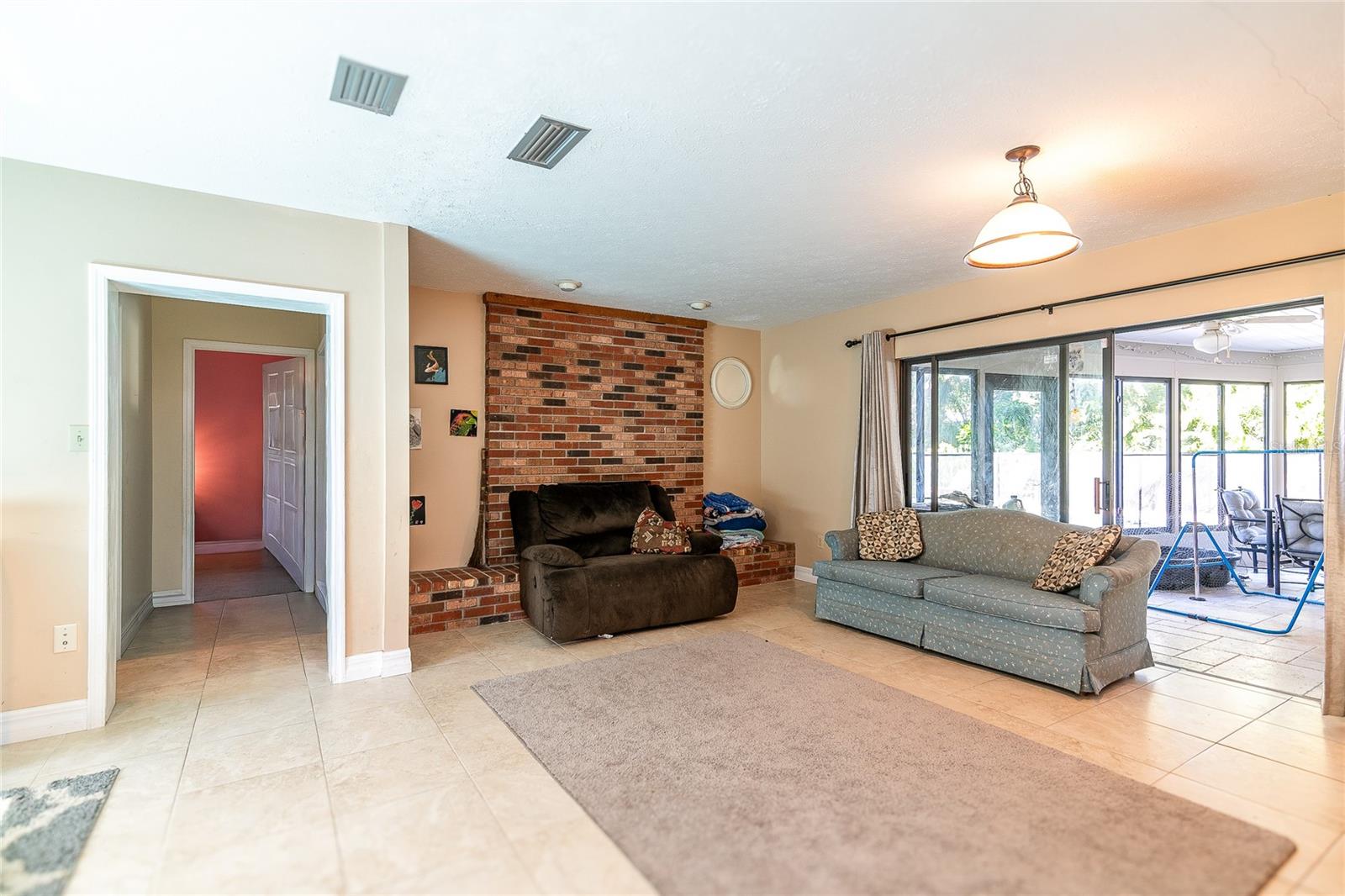 Image 7 of 27 For 915 Woodleaf Way