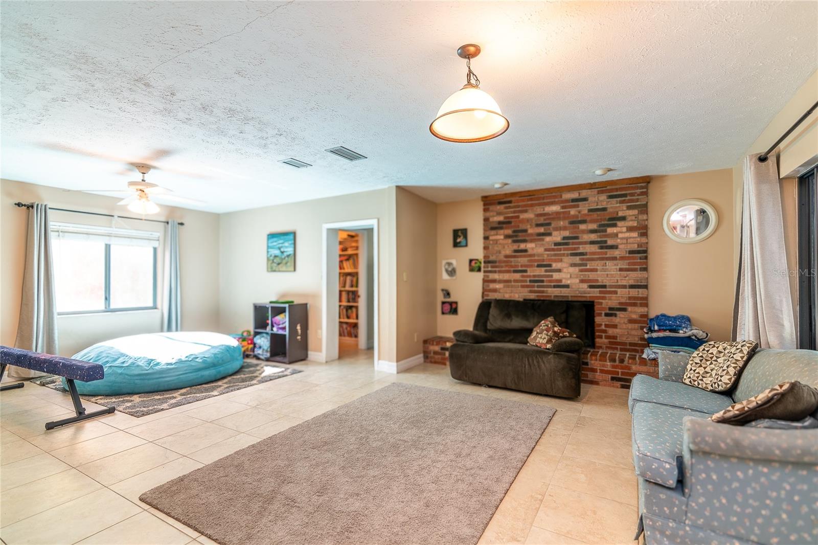 Image 8 of 27 For 915 Woodleaf Way