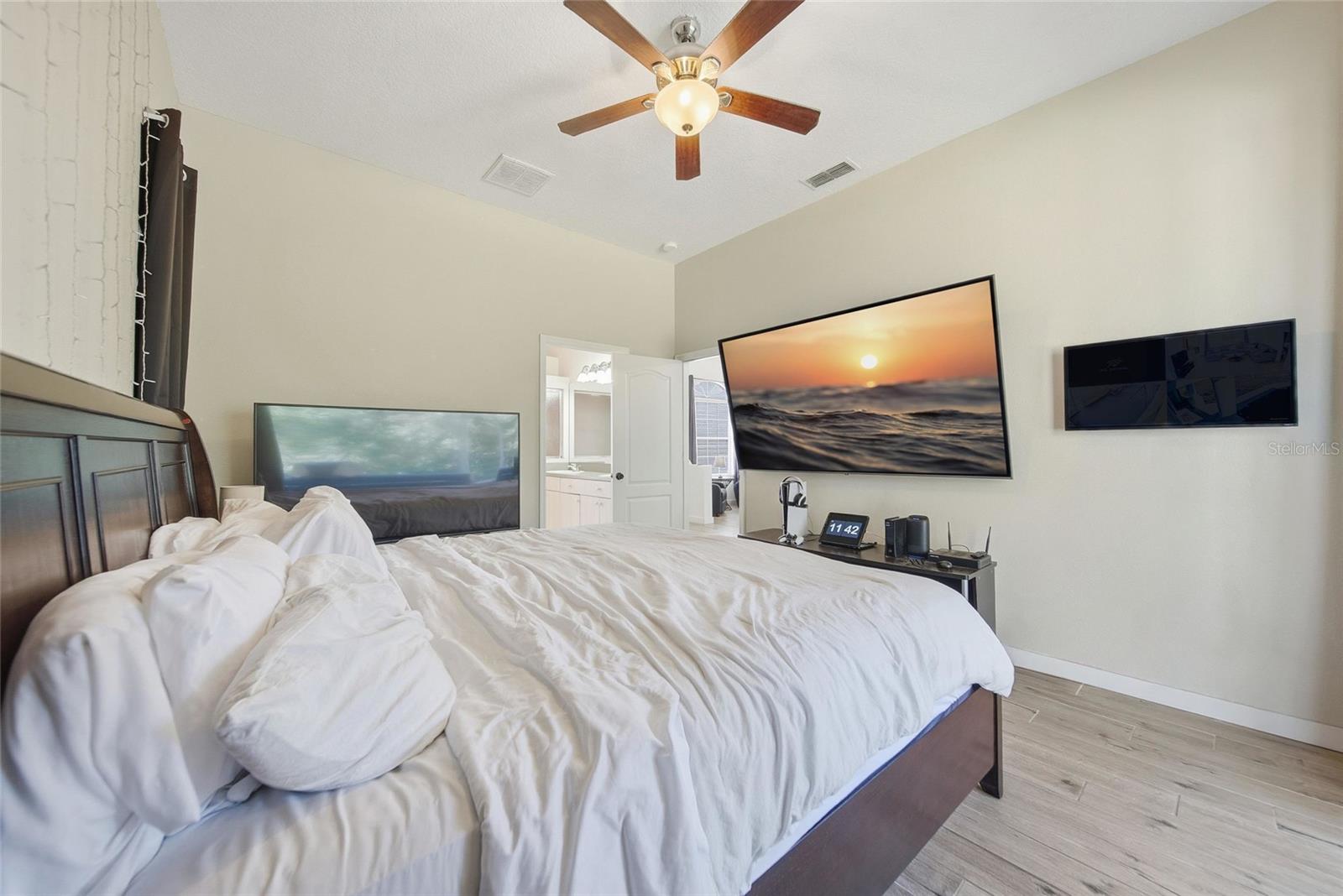 Image 16 of 35 For 5495 Emerald Drive