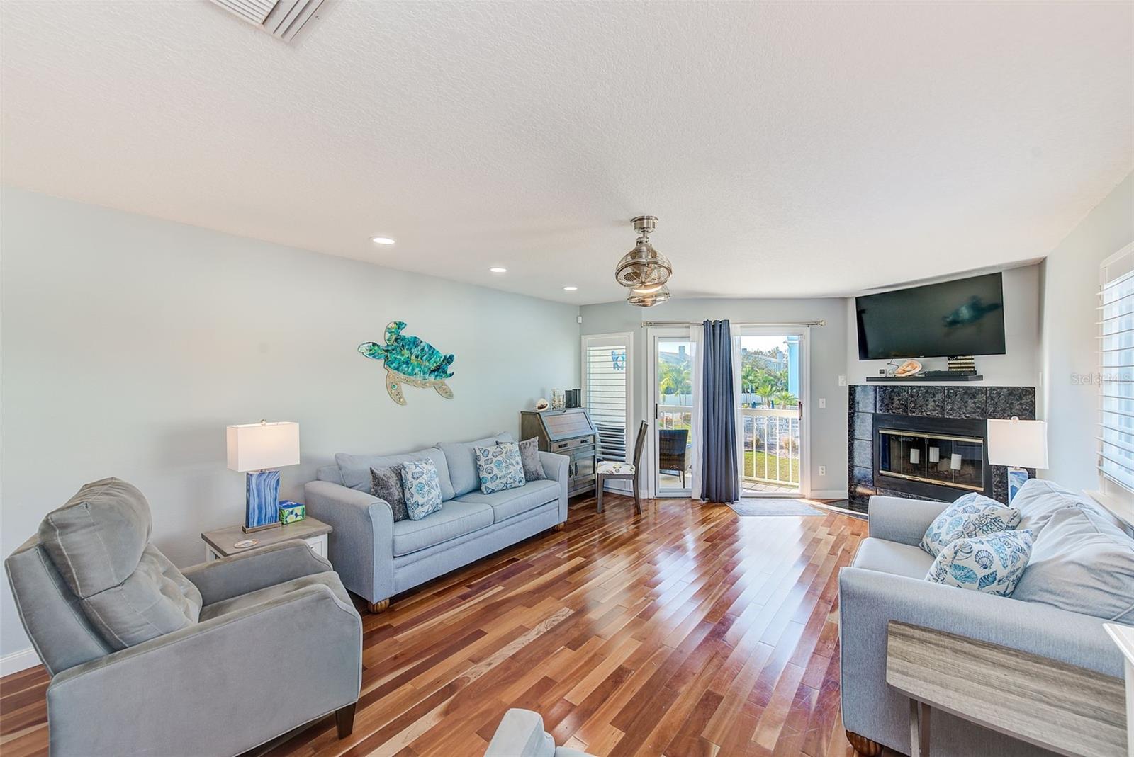 Listing photo id 11 for 205 Marcdale Boulevard