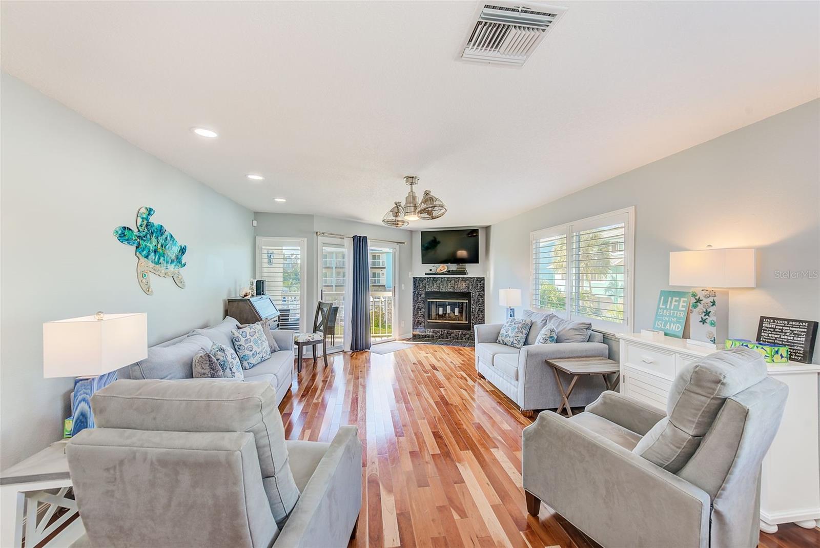 Listing photo id 12 for 205 Marcdale Boulevard