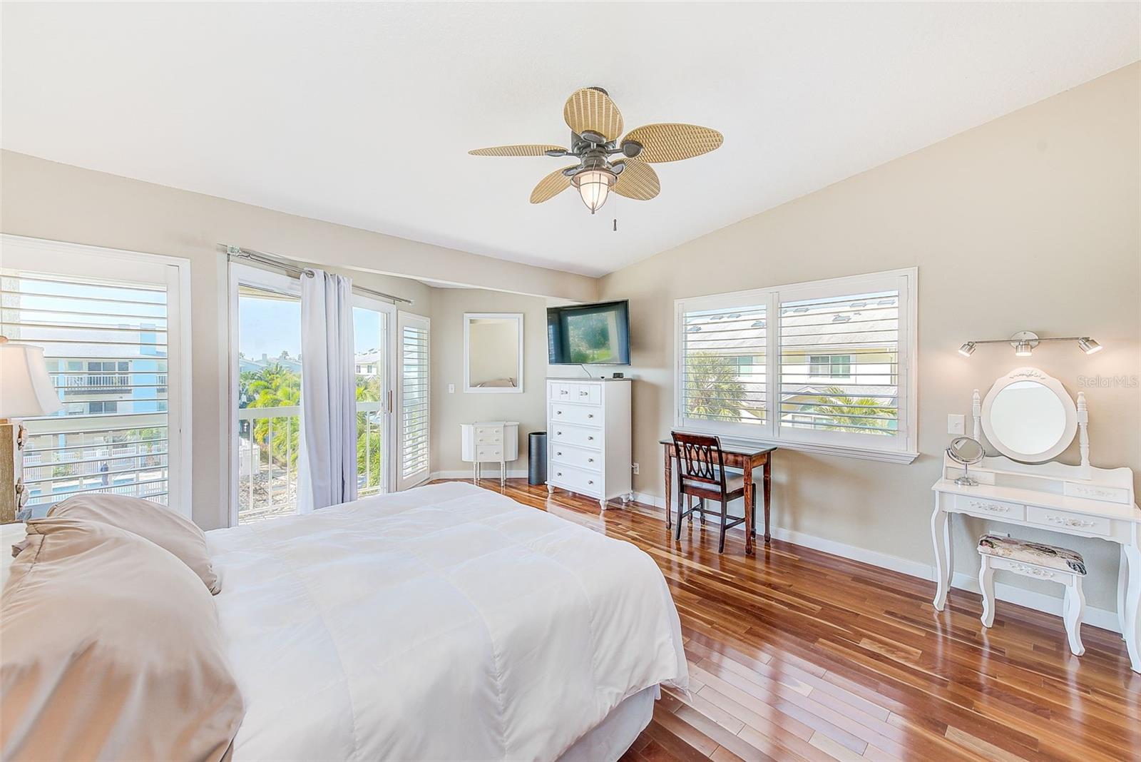 Listing photo id 24 for 205 Marcdale Boulevard