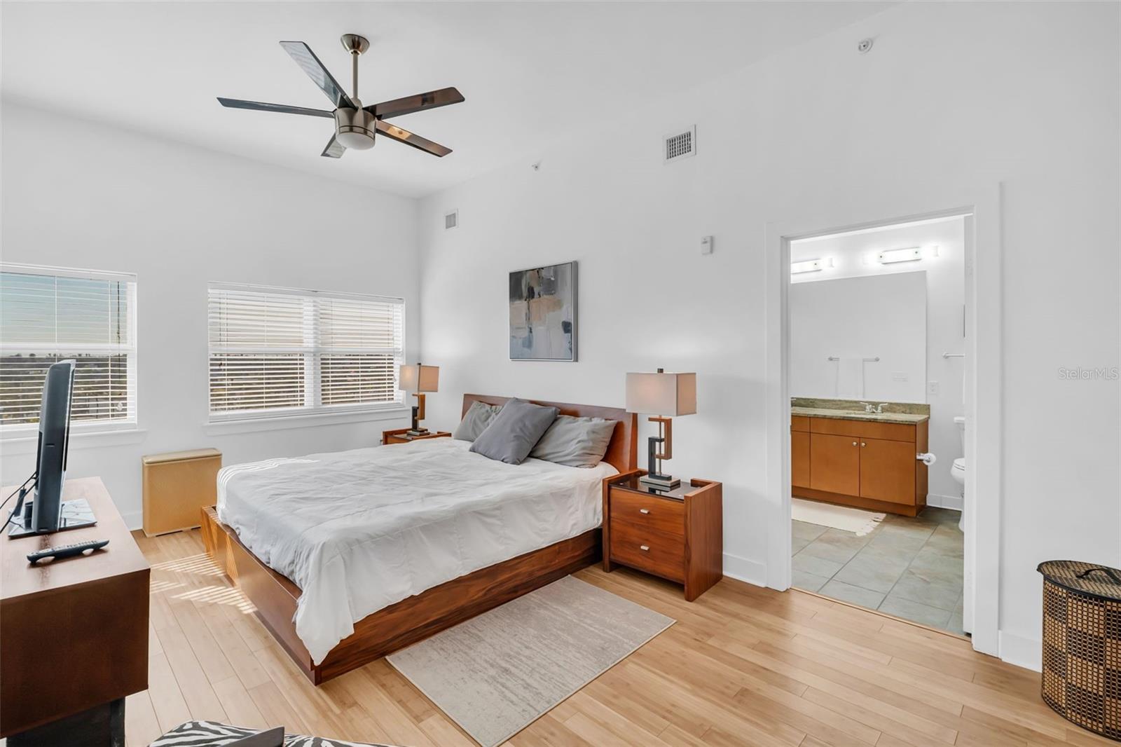 Image 17 of 51 For 1010 Central Avenue 427