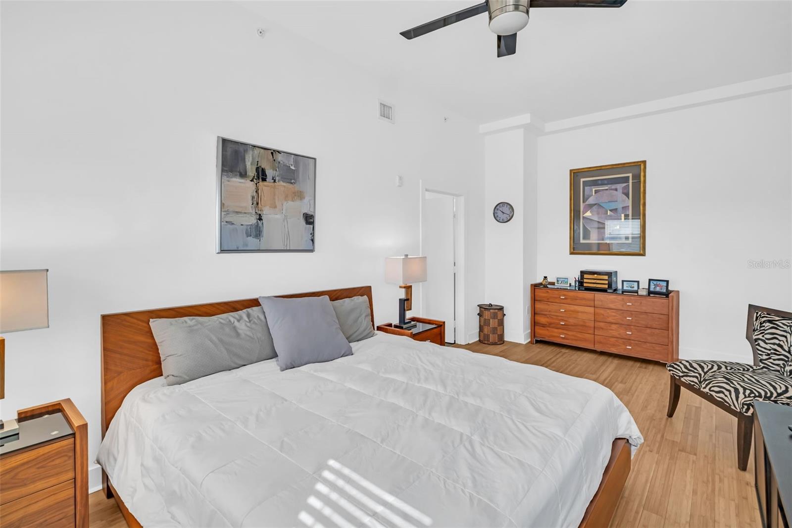 Image 18 of 51 For 1010 Central Avenue 427