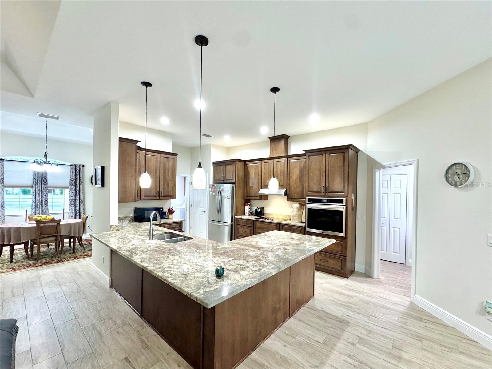 Listing photo id 10 for 2218 Heritage Oaks Path