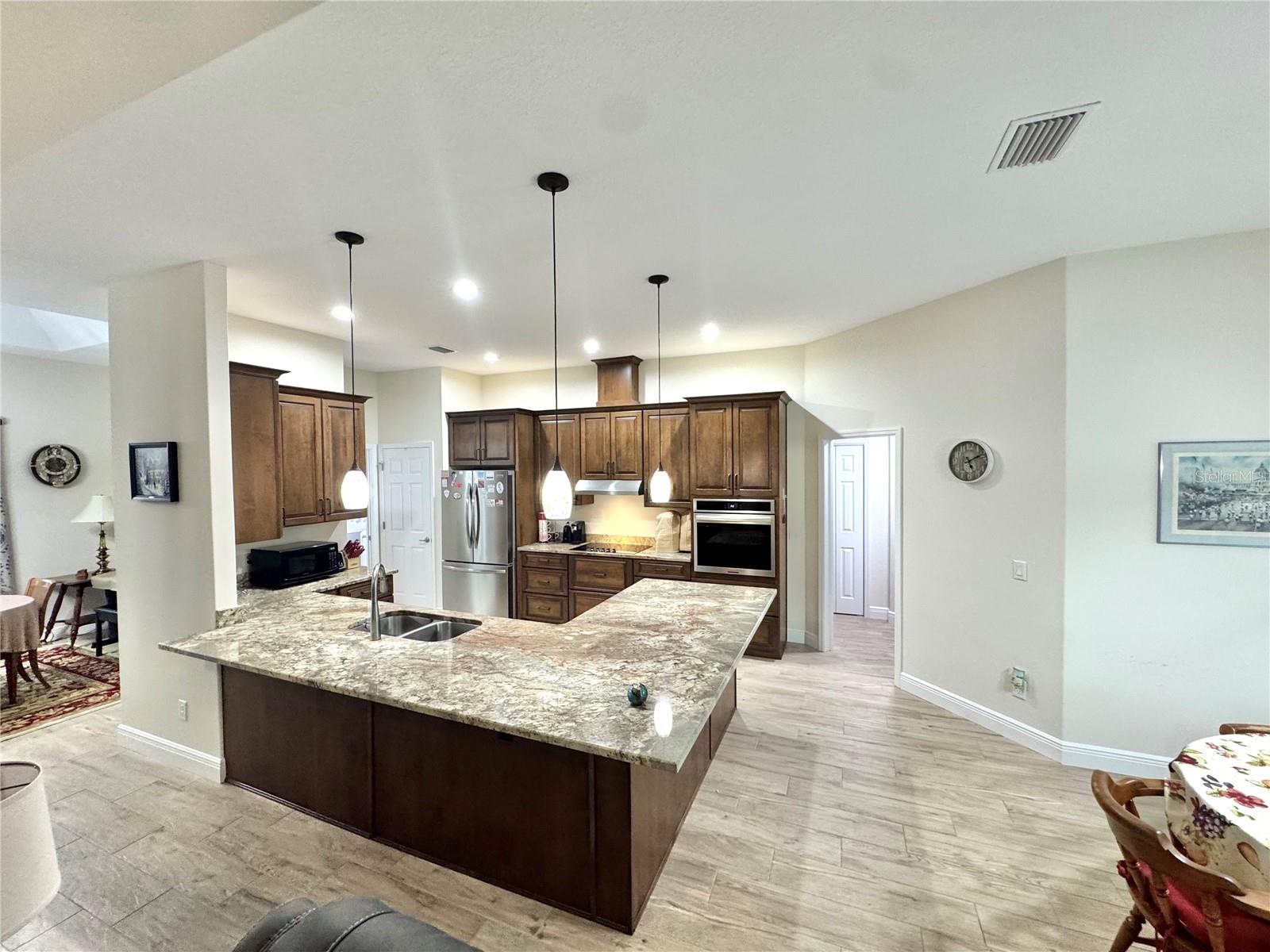 Listing photo id 15 for 2218 Heritage Oaks Path